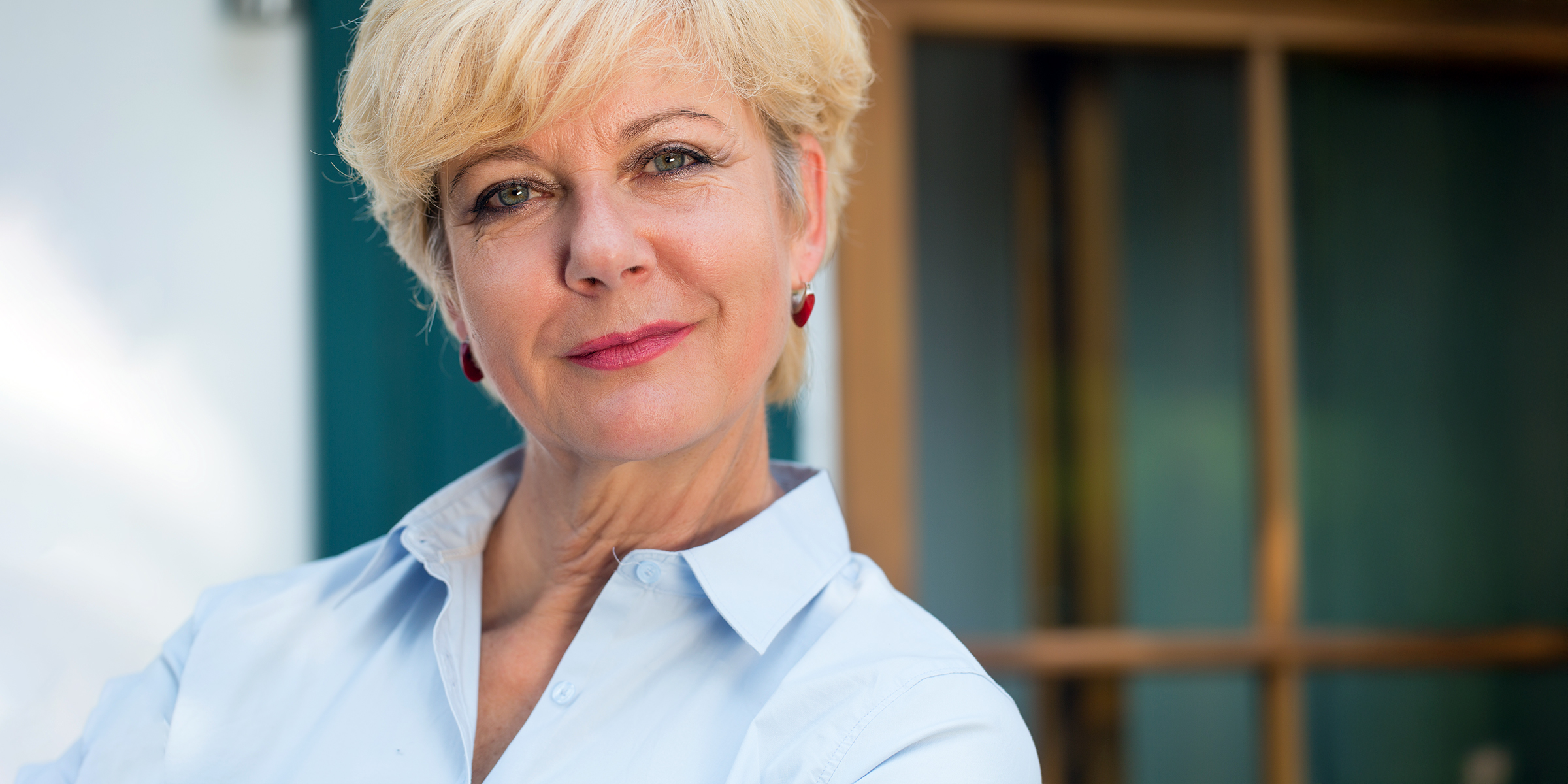 Mujer sonriendo burlonamente | Fuente: Shutterstock