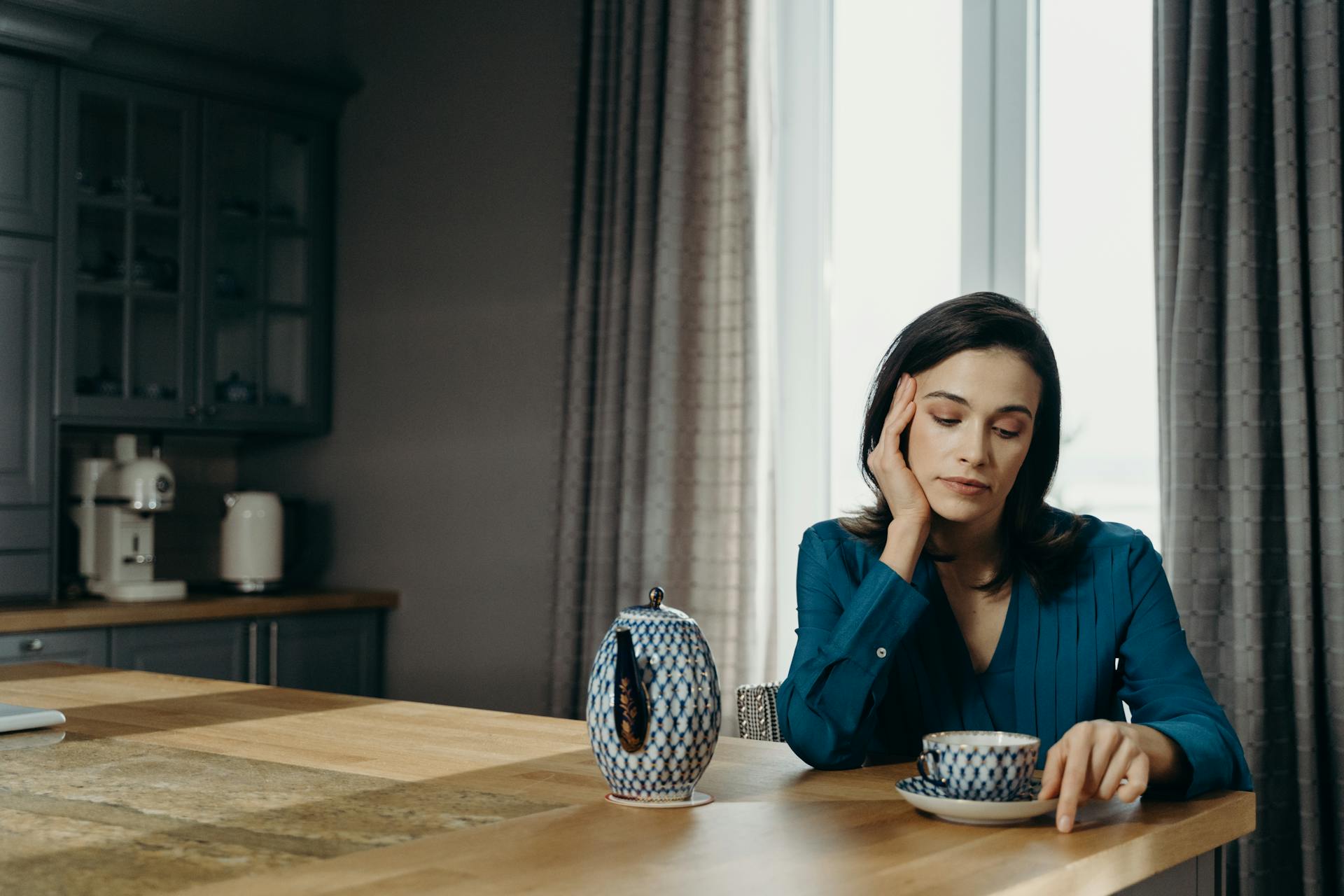 Una mujer reflexiva | Fuente: Pexels
