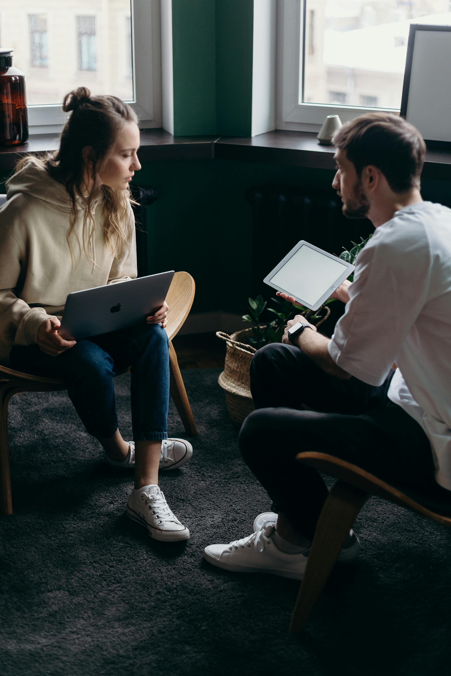 Una pareja mirando imágenes | Fuente: Pexels