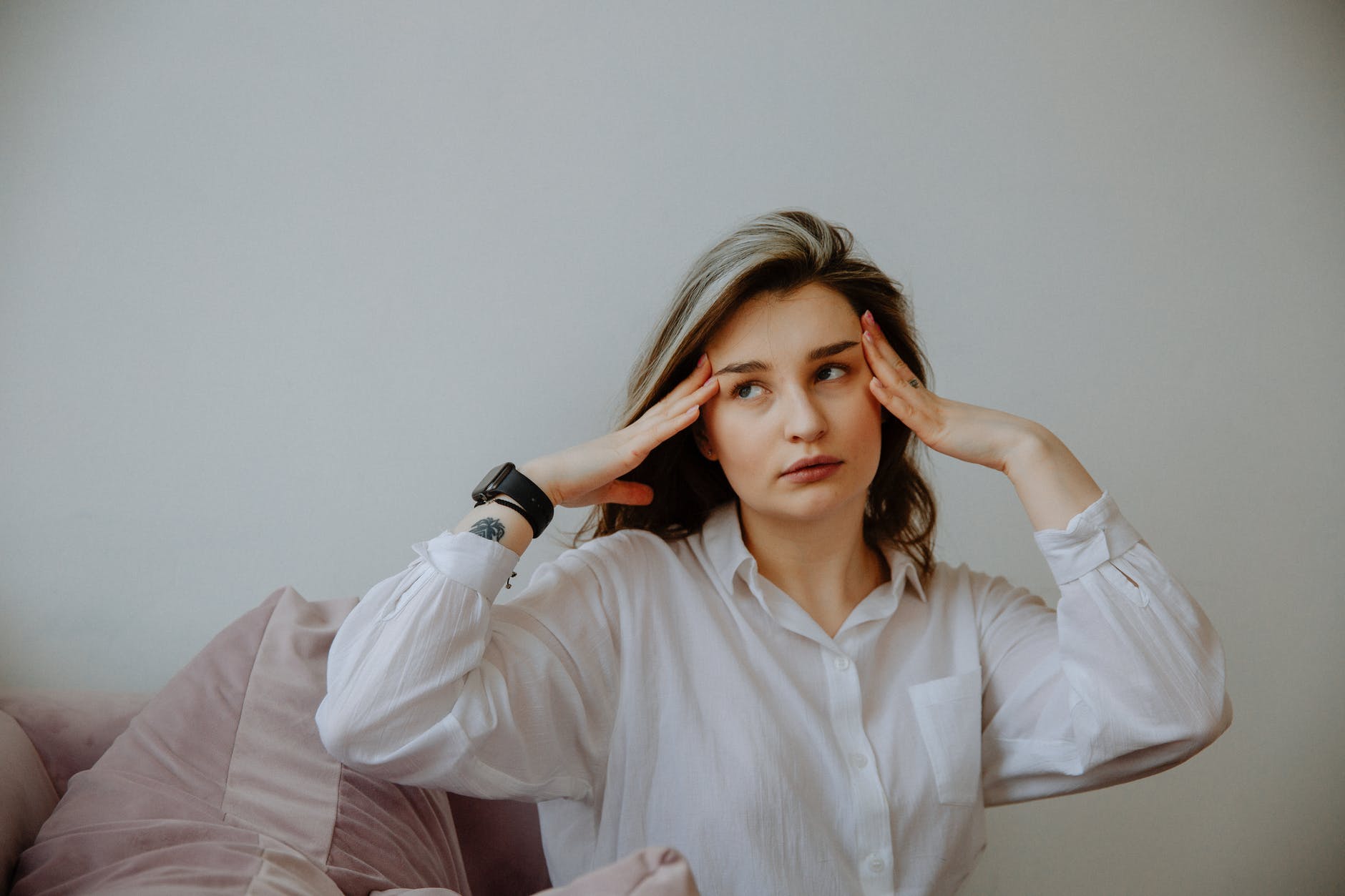Una mujer pensando y con la mirada perdida. | Fuente: Pexels