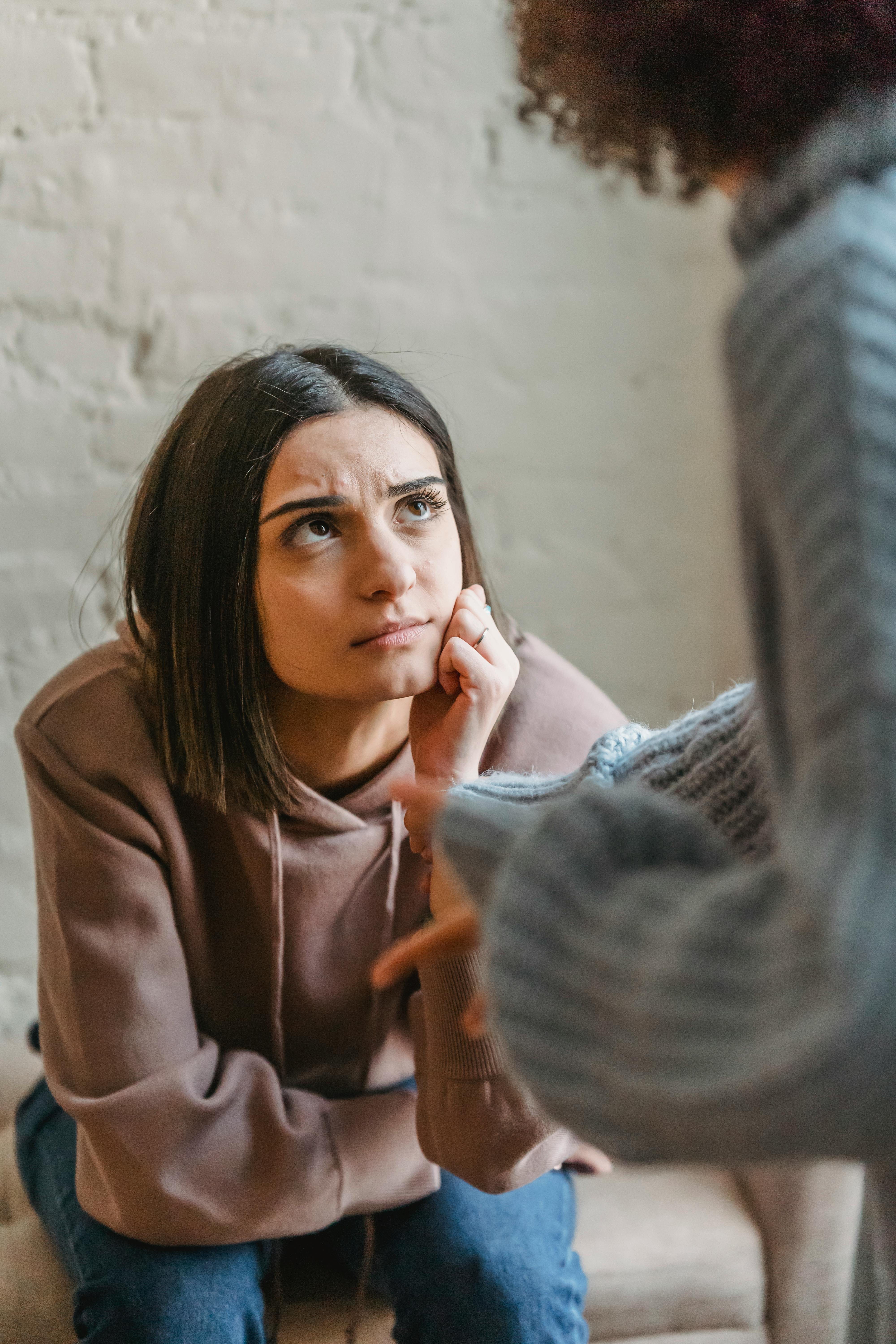 Una mujer escuchando a otra hablar | Fuente: Pexels