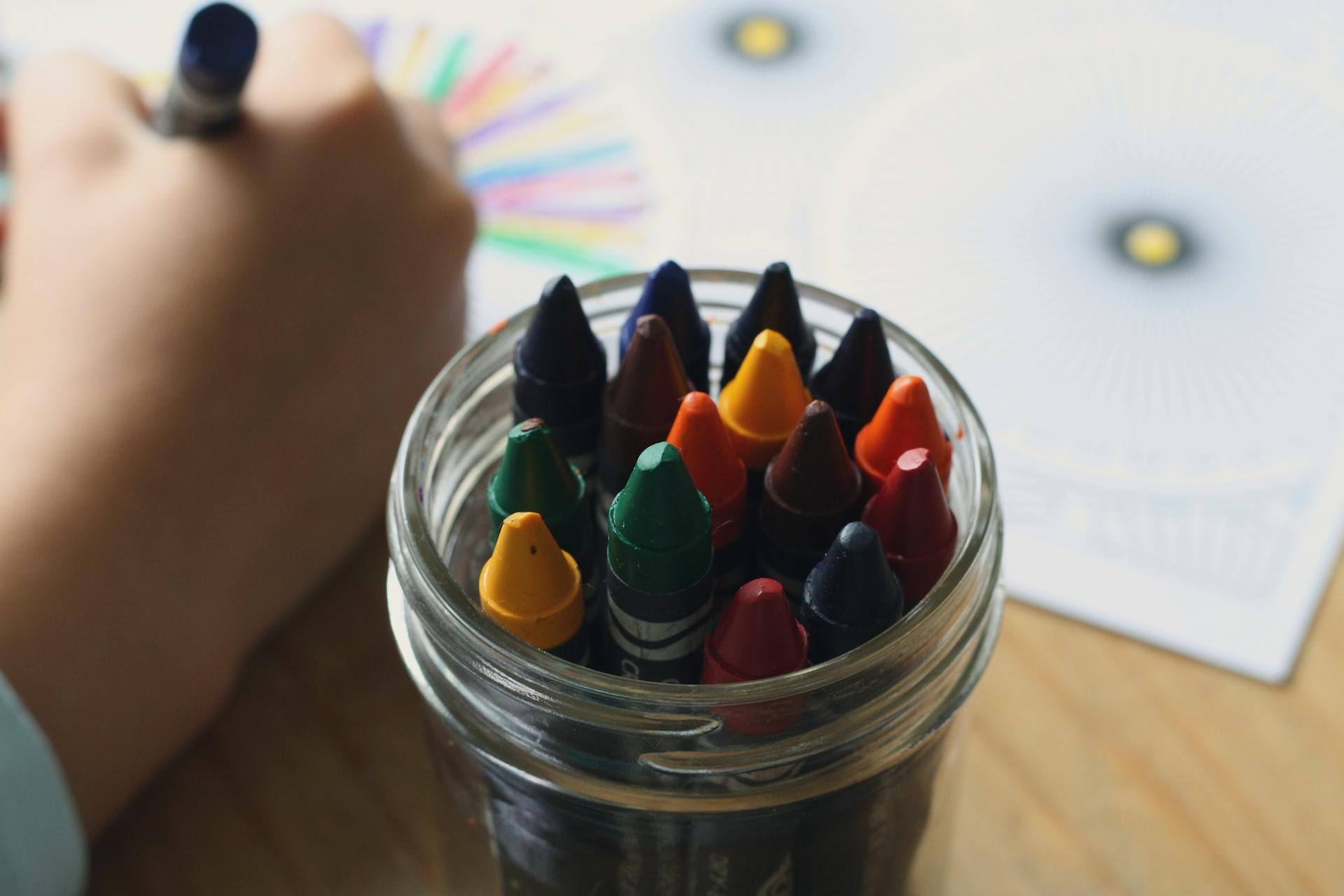 Un niño dibujando con lápices de colores | Fuente: Pexels