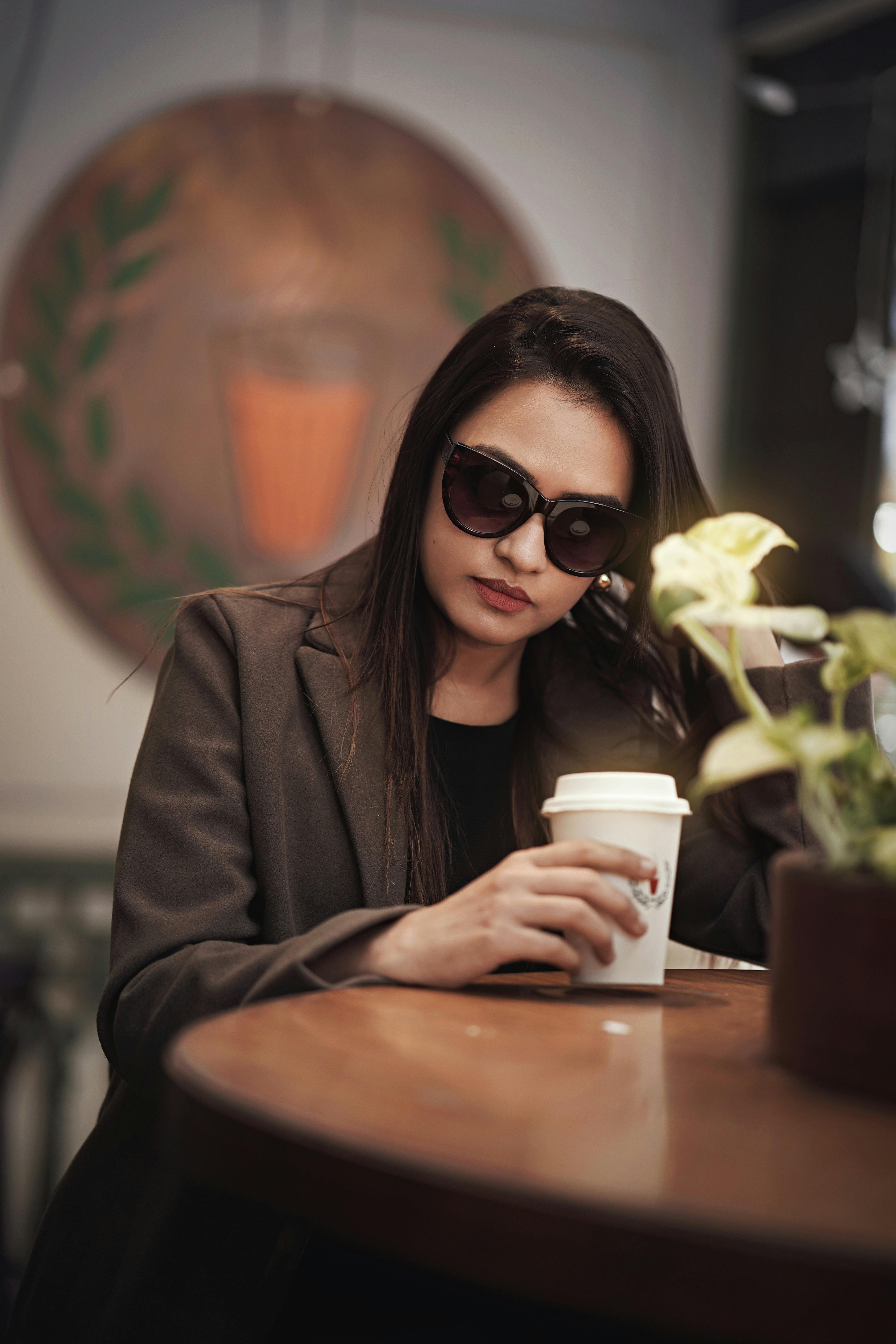 Mujer tomando café | Fuente: Pexels