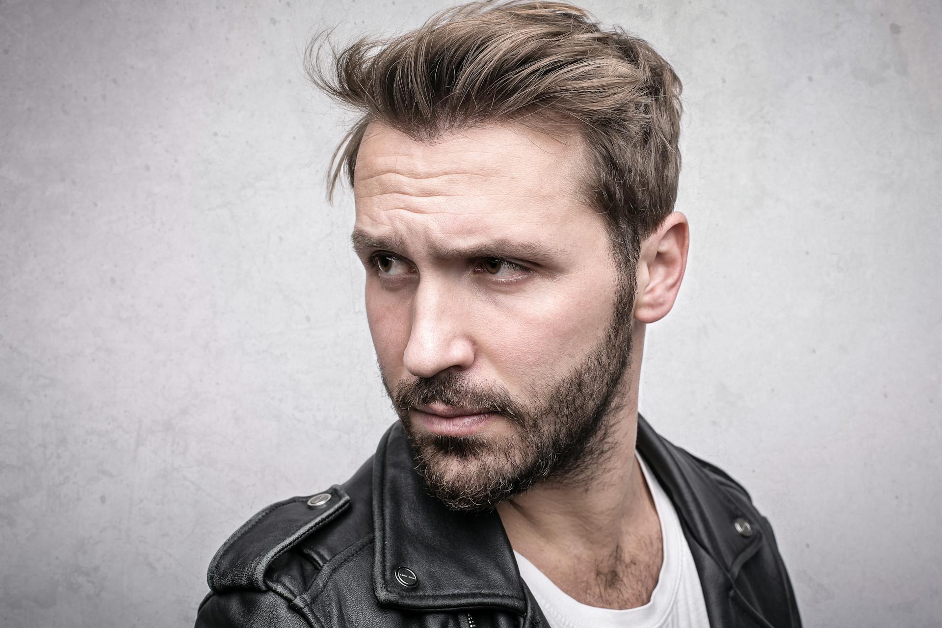 Un hombre frunciendo el ceño | Fuente: Pexels