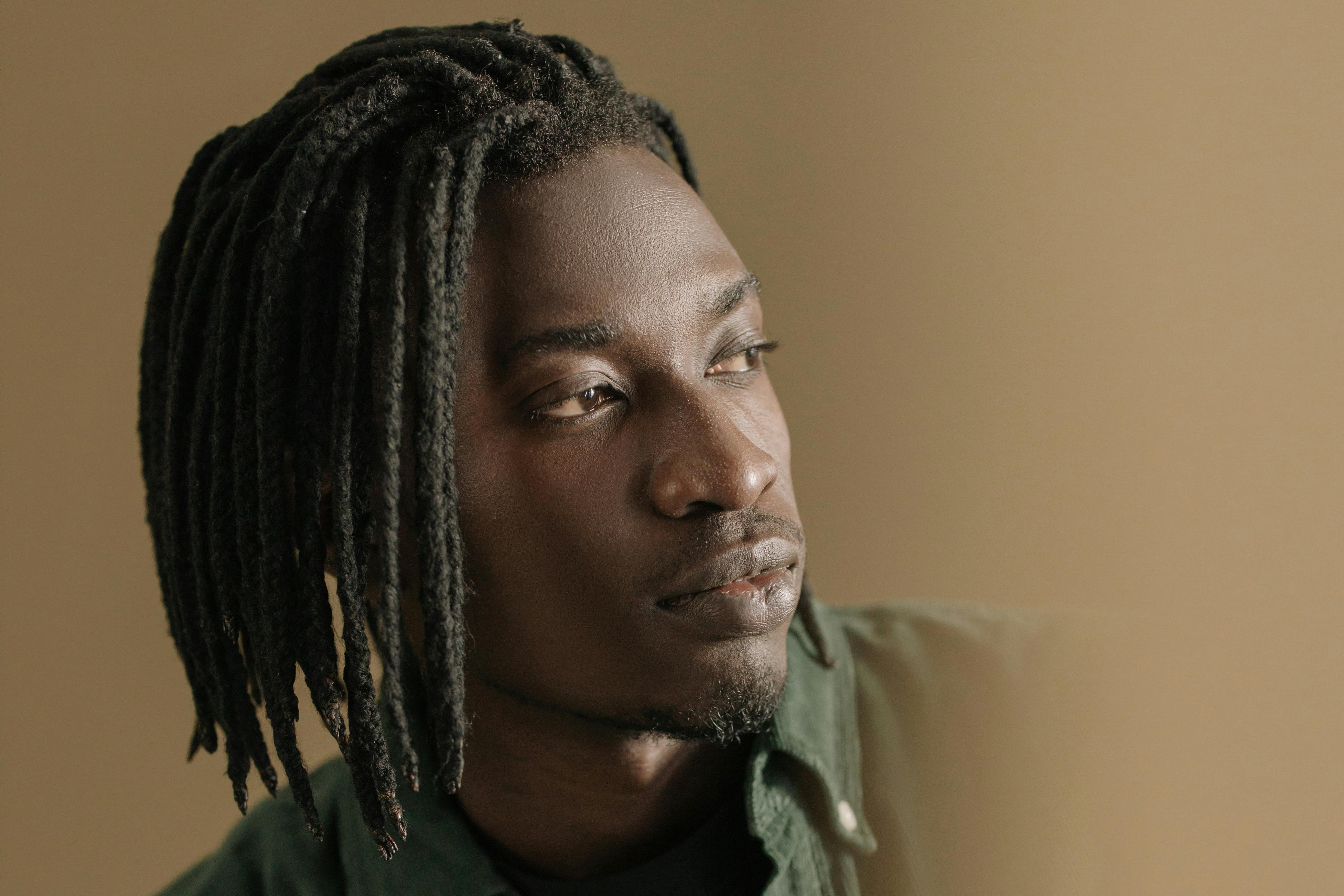 Un hombre mirando a un lado | Fuente: Pexels