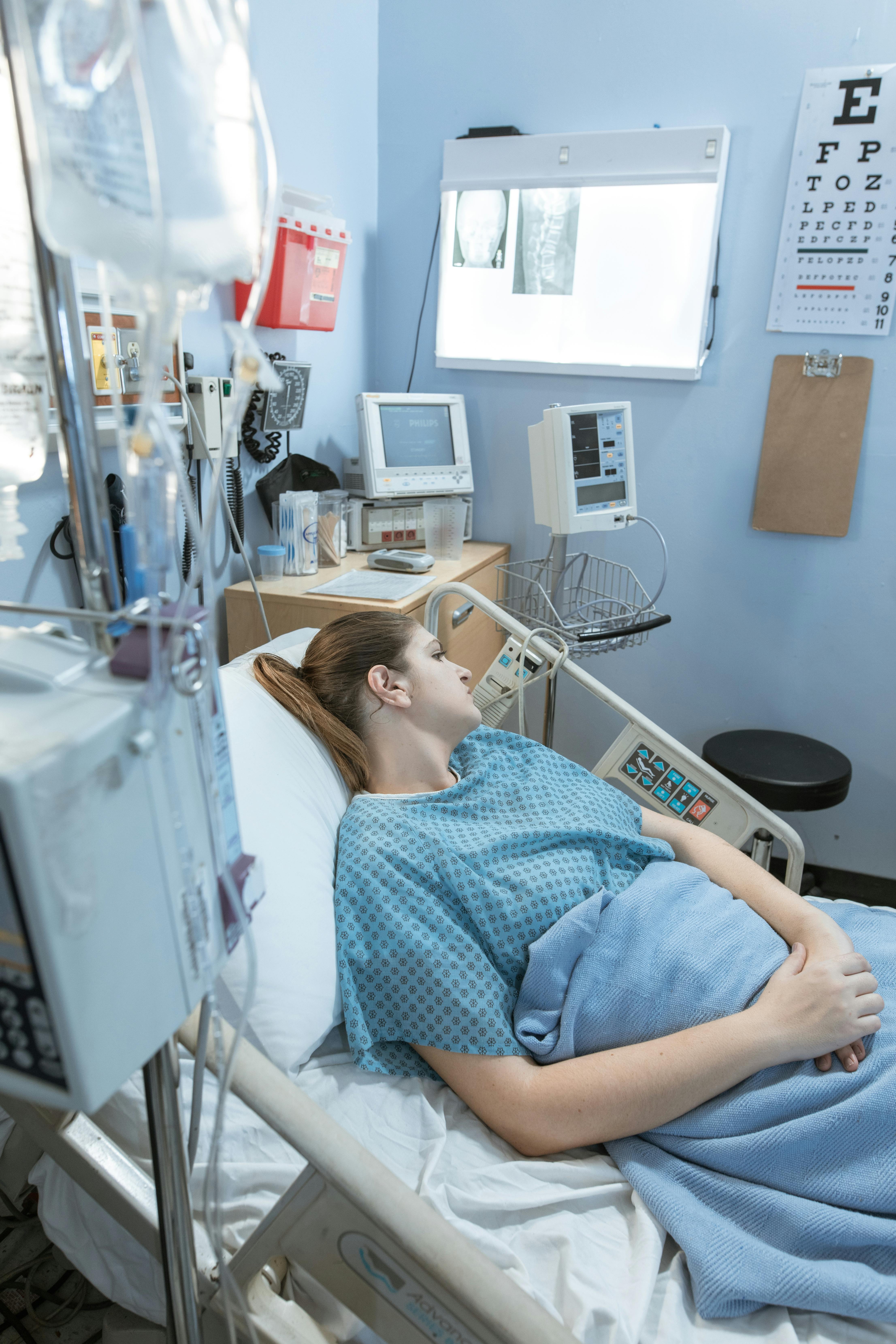 Una mujer sola en una habitación de hospital | Fuente: Pexels