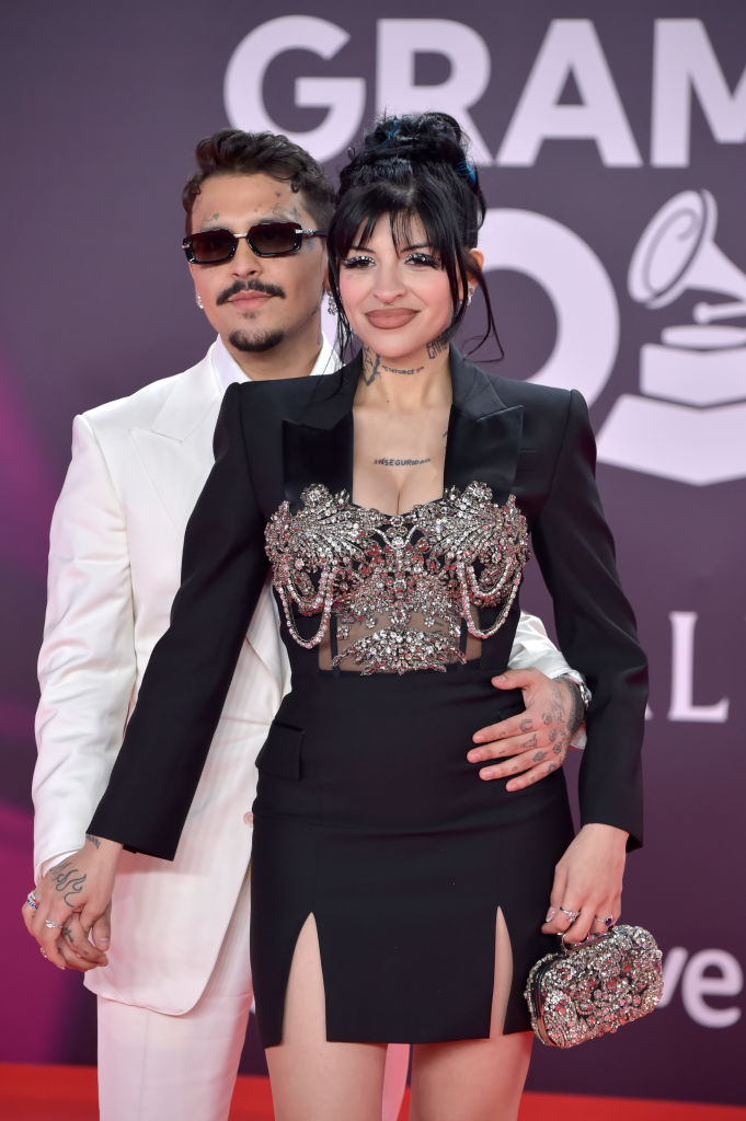Christian Nodal y Cazzu asisten a la 24ª Entrega Anual de los Latin GRAMMY en el Palacio de Exposiciones y Congresos FIBES el 16 de noviembre de 2023 en Sevilla, España. | Foto: Getty Images