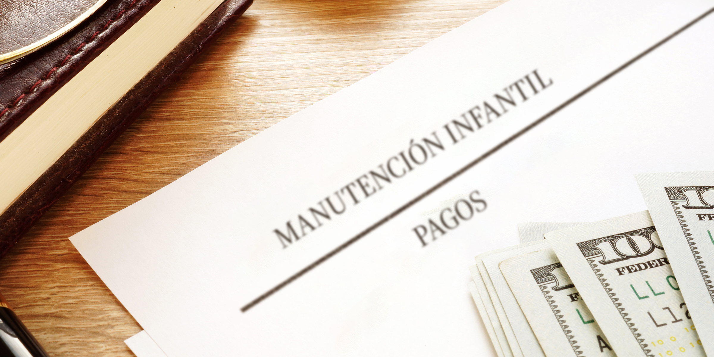 Billetes y un documento para el pago de la pensión alimenticia | Fuente: Shutterstock