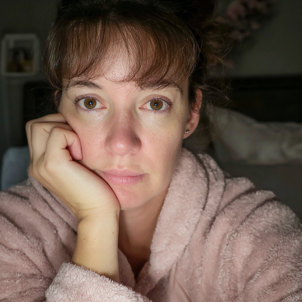 Primer plano de una mujer sentada en una cama | Fuente: Midjourney
