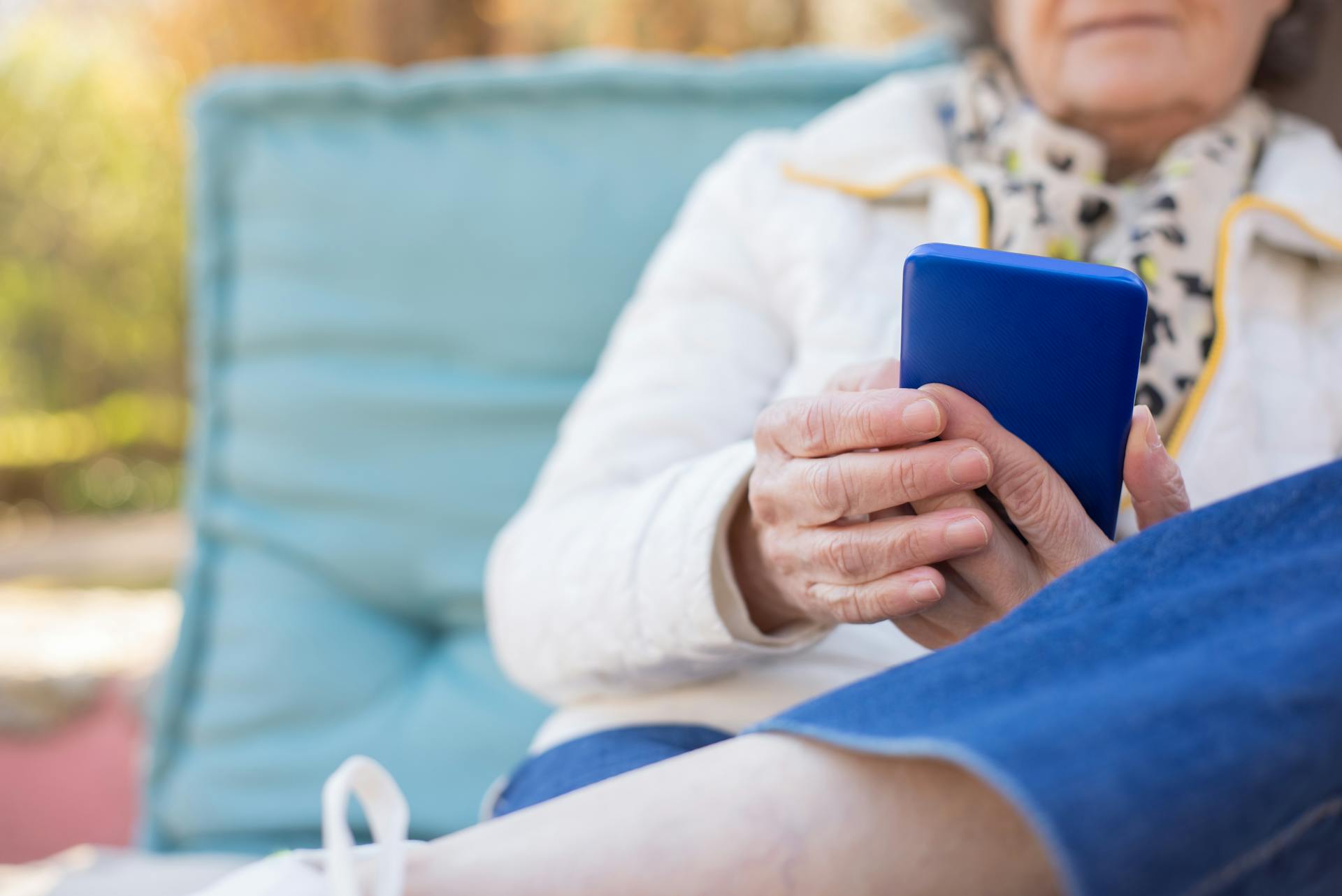 Una mujer mayor con un teléfono en la mano | Fuente: Pexels