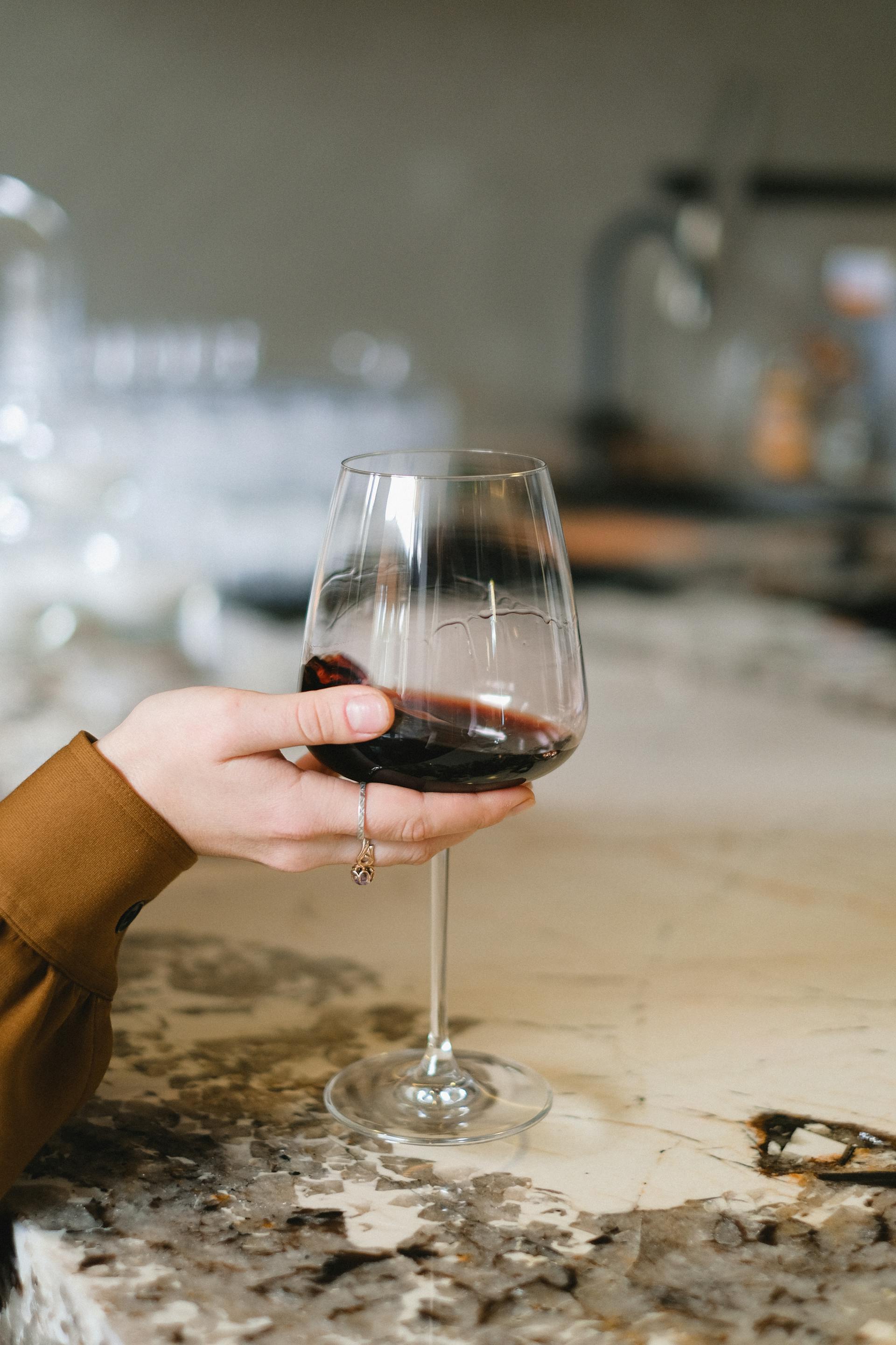 Una mujer sosteniendo un vaso | Fuente: Pexels