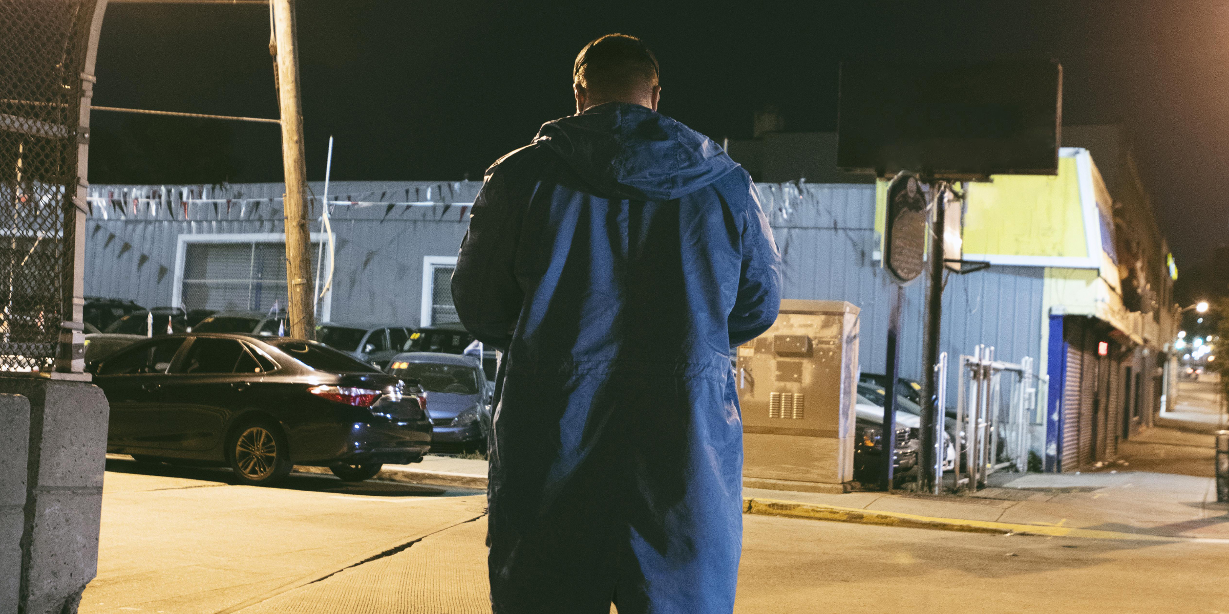 Un hombre caminando por la calle | Fuente: Freepik