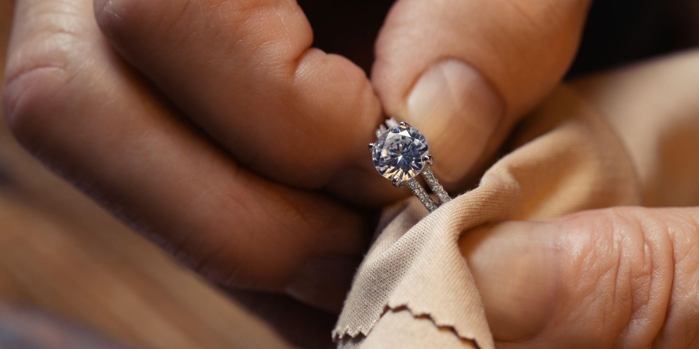 Una persona sosteniendo un anillo de diamantes | Fuente: Shutterstock