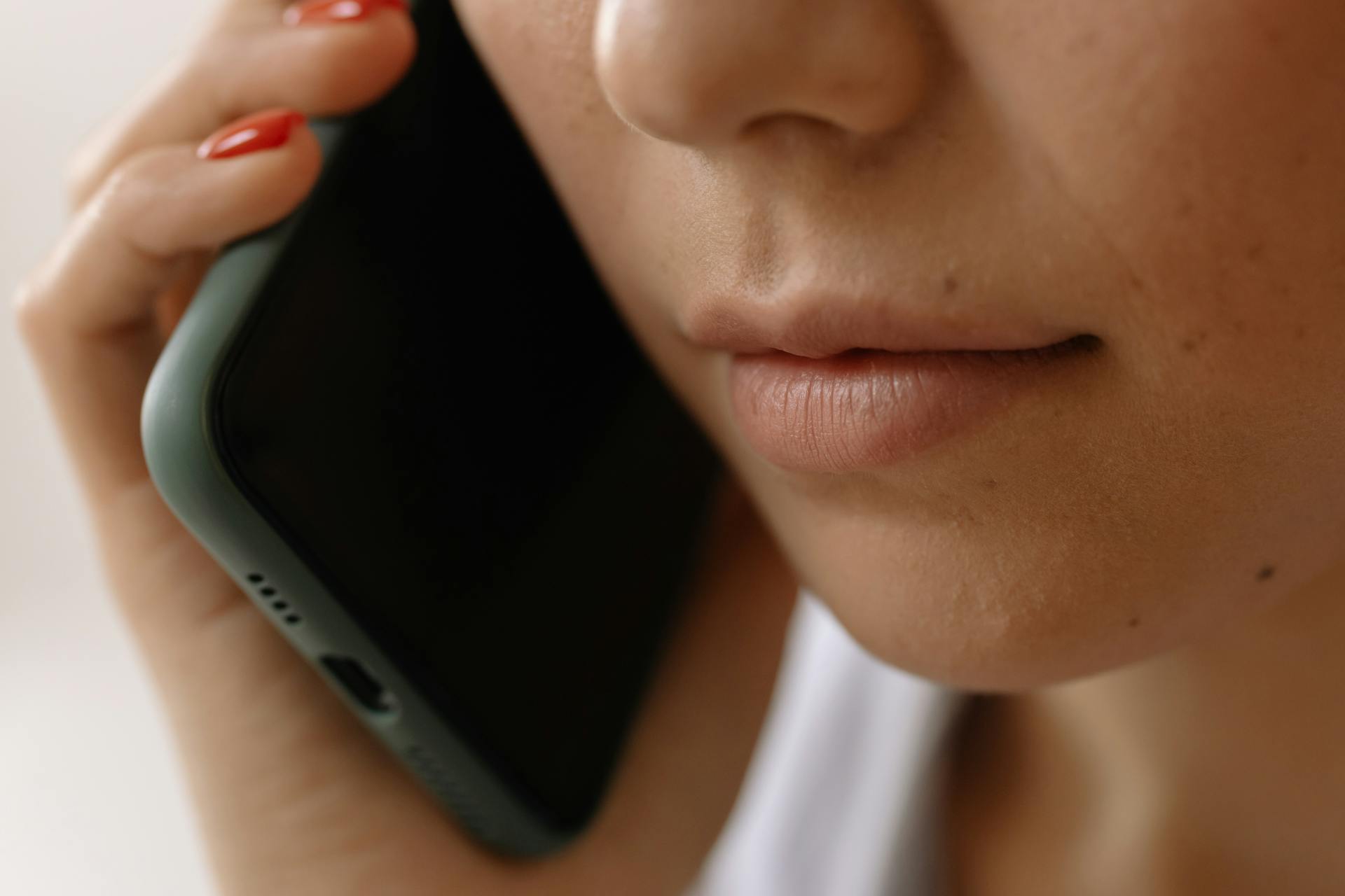 Una mujer hablando por teléfono | Fuente: Pexels