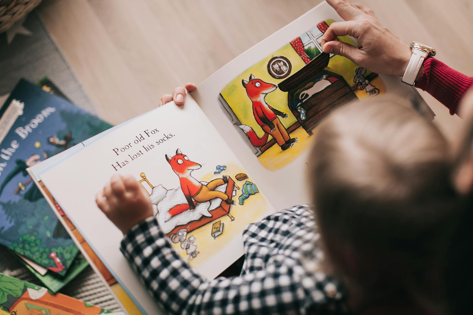 Una persona leyendo un cuento a un niño | Fuente: Pexels