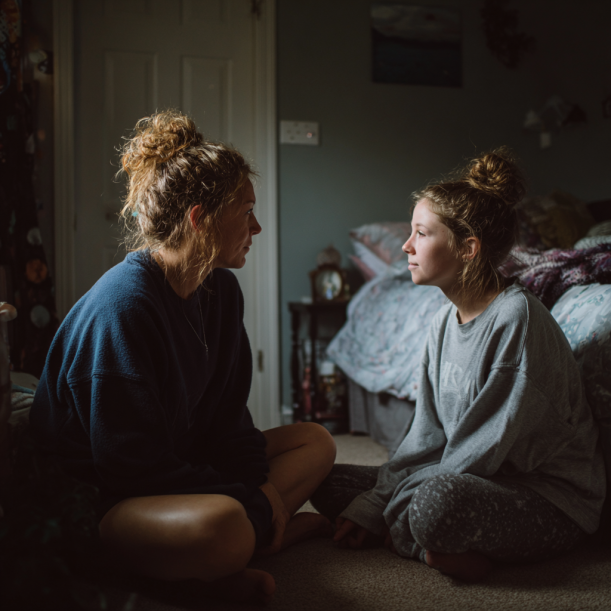 Una madre y su hija manteniendo una conversación sincera | Fuente: Midjourney
