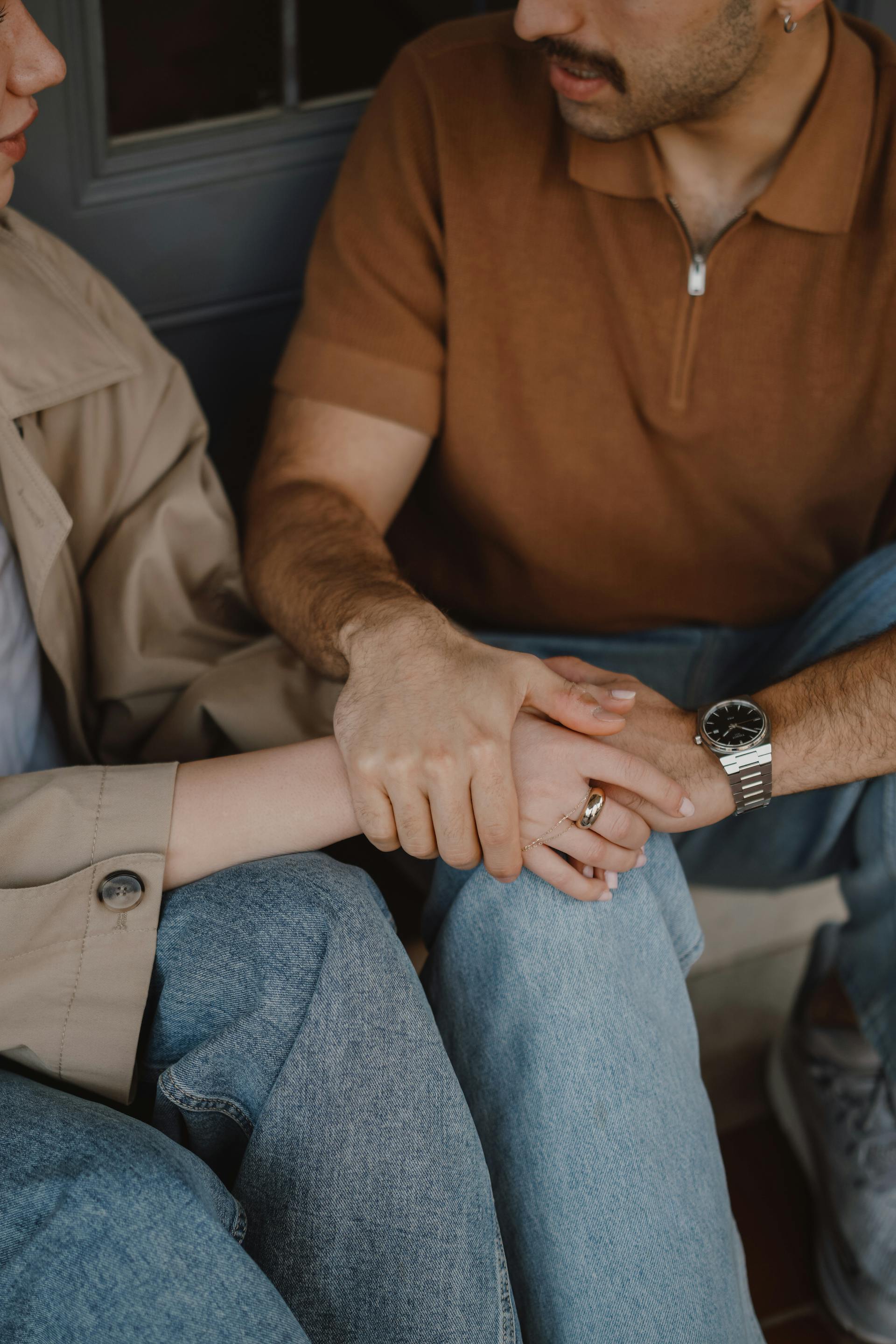 Un hombre consolando a una mujer | Fuente: Pexels