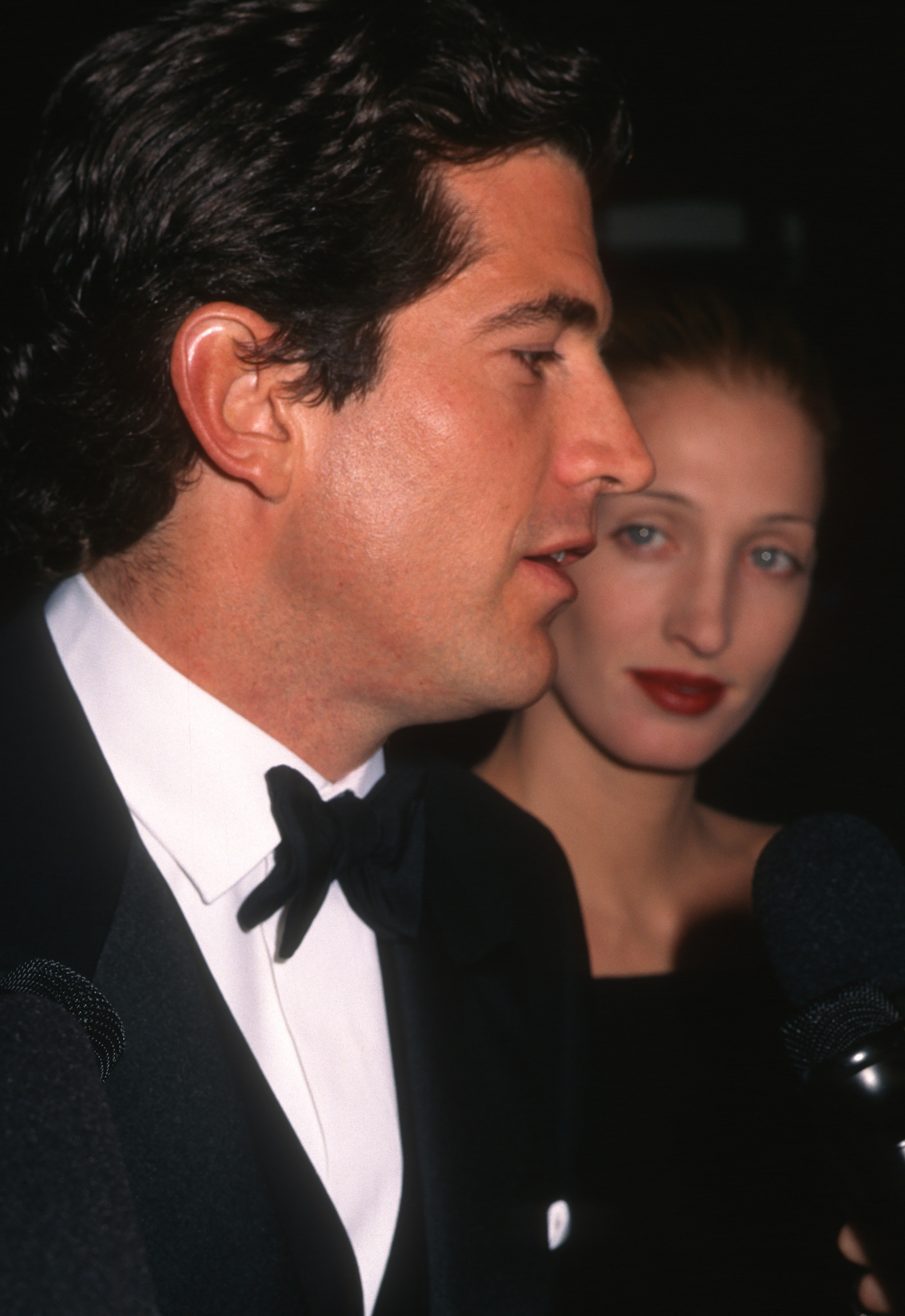 John F. Kennedy Jr. y Carolyn Bessette en la fiesta de inauguración de The Warhol Look: Glamour, Style, Fashion en el Museo Whitney el 6 de noviembre de 1997, en Nueva York | Fuente: Getty Images