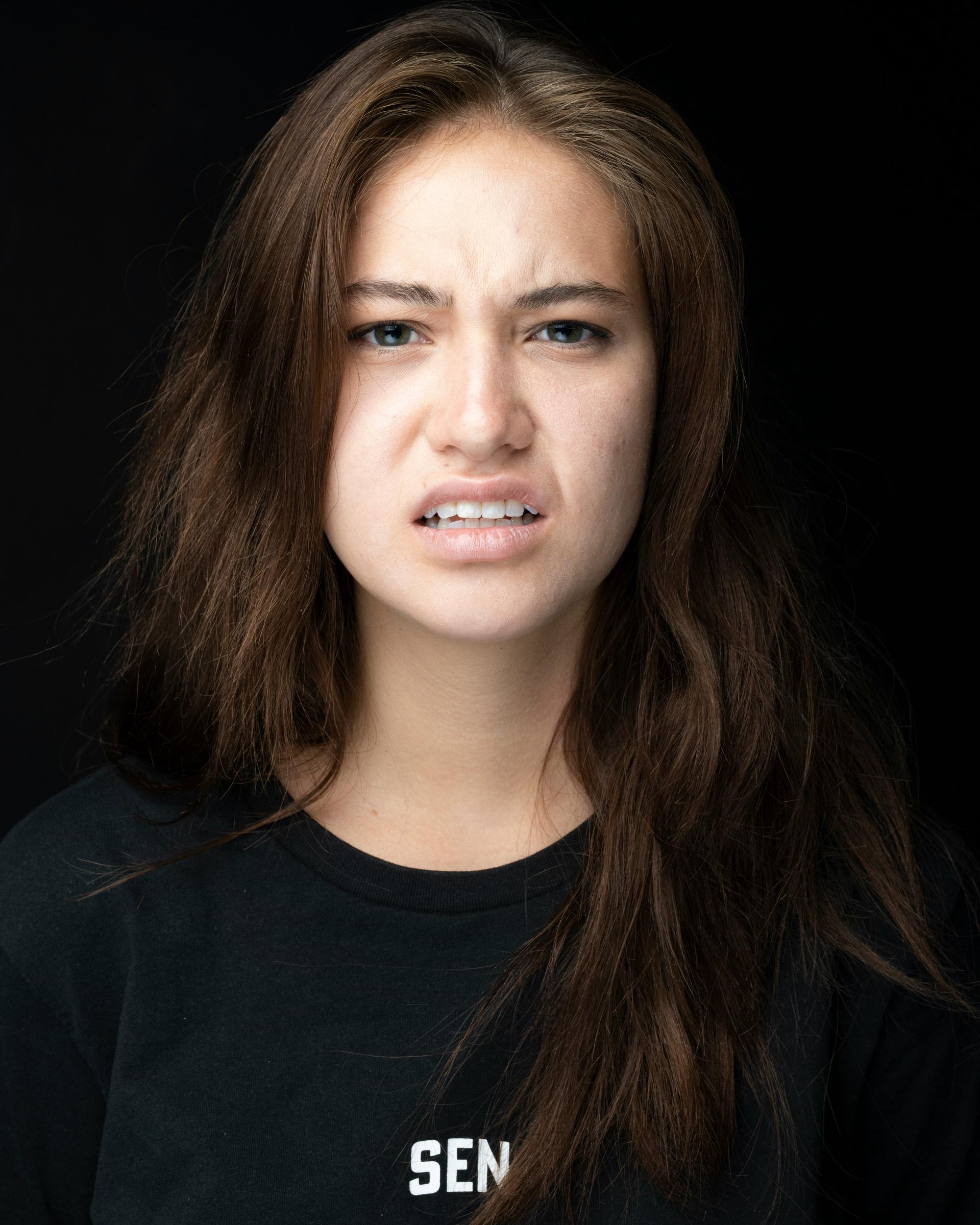 Una joven con el ceño fruncido | Fuente: Unsplash