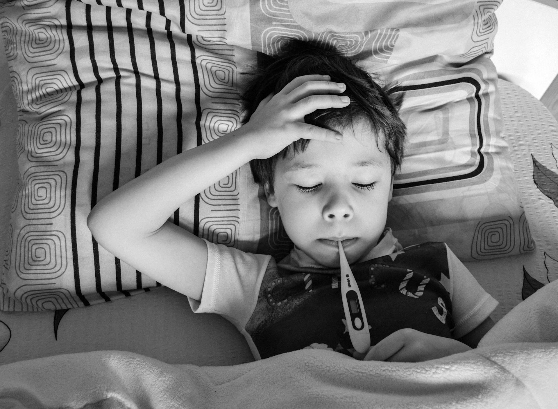 Un niño con fiebre | Fuente: Pexels