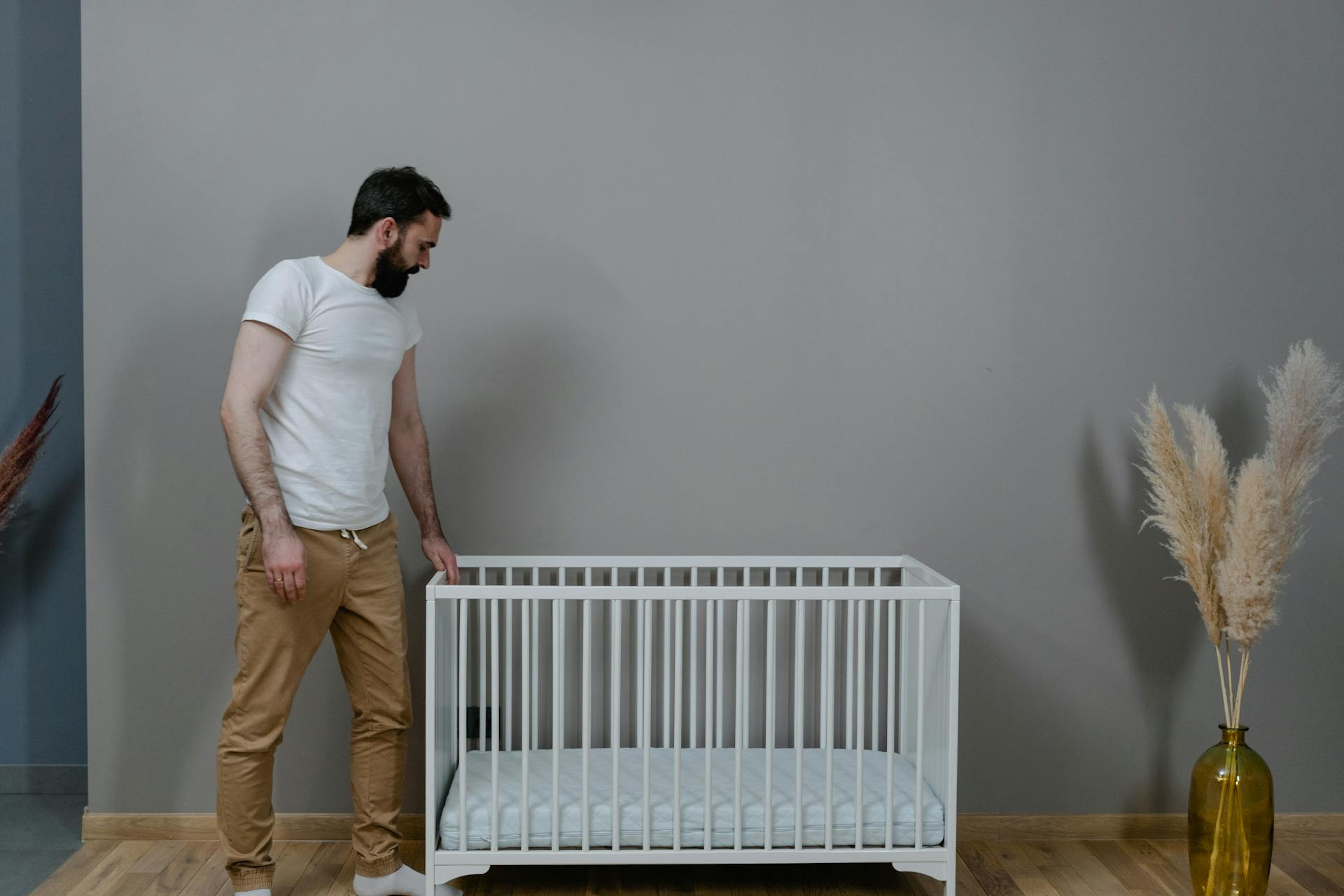 Un hombre de pie cerca de un belén | Fuente: Pexels