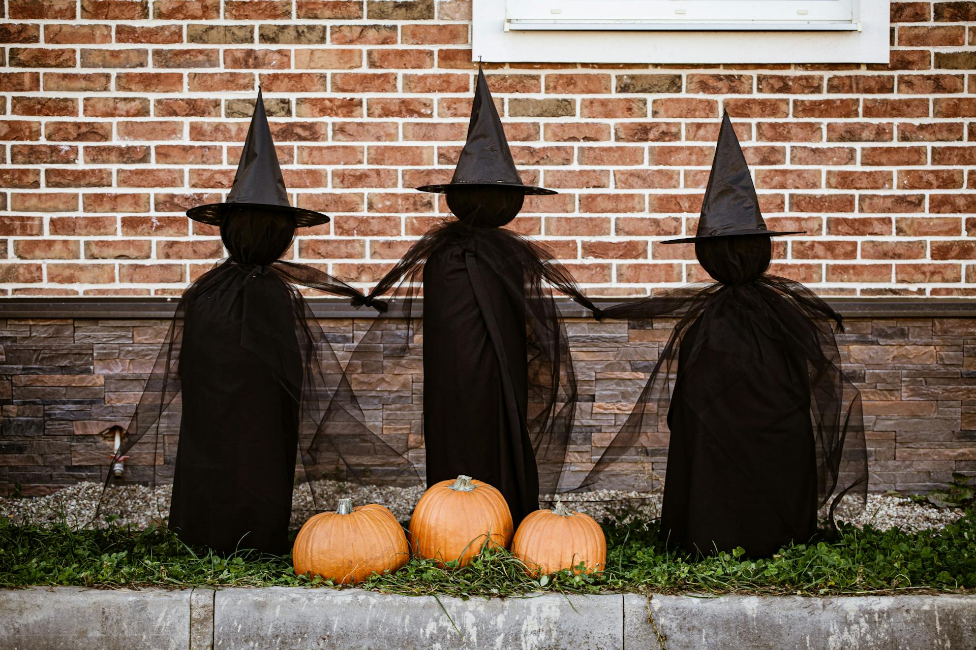 Decoración de Halloween en el exterior de una casa | Fuente: Pexels