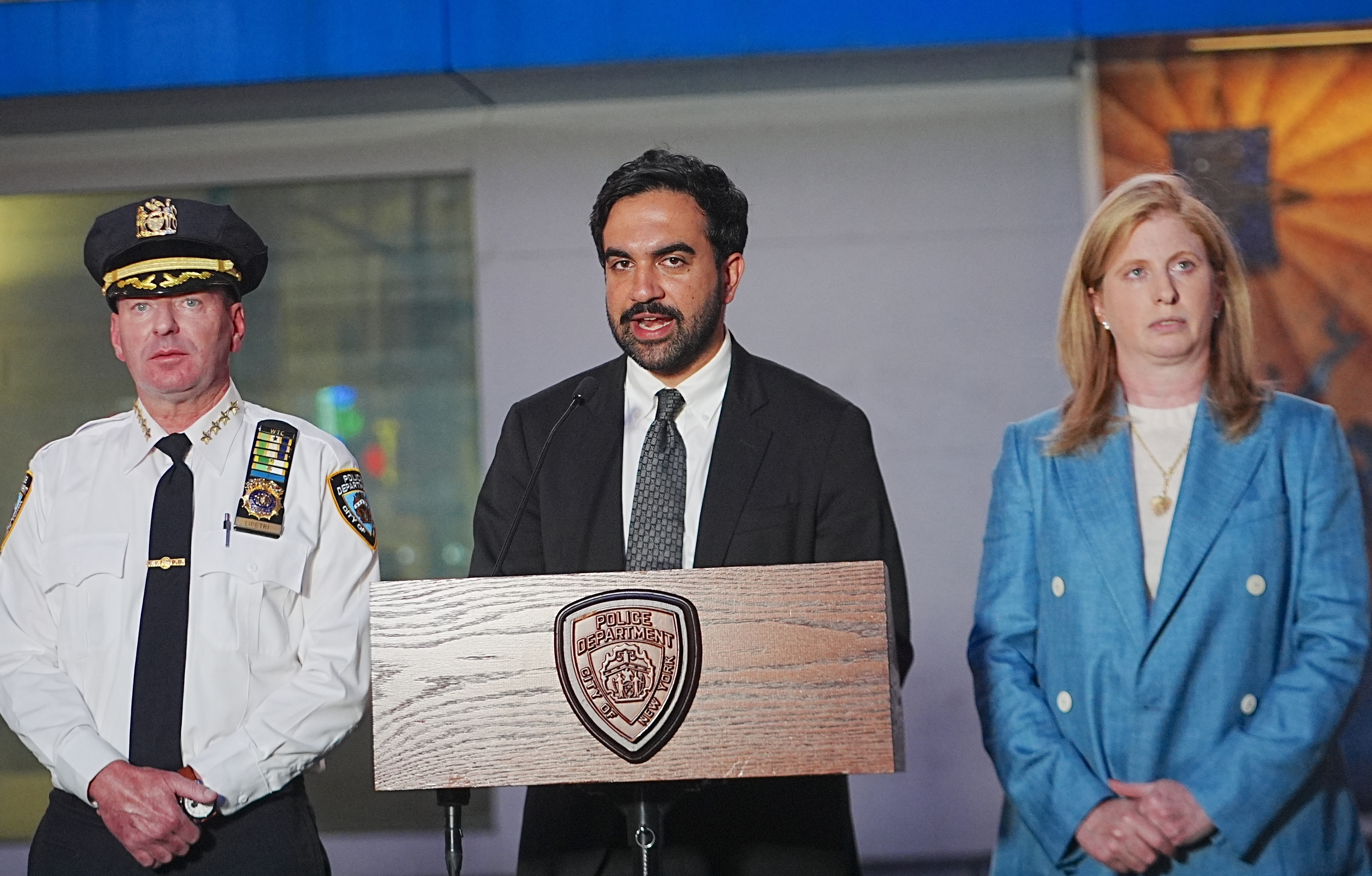 El alcalde de Nueva York, Zohran Mamdani, se pronunció sobre los incidentes violentos en Times Square después de que la policía disparara a Pamela Cisneros durante el enfrentamiento. Agradeció a los agentes que acudieron al lugar, aunque el tiroteo policial está siendo objeto de una investigación. | Fuente: Getty Images