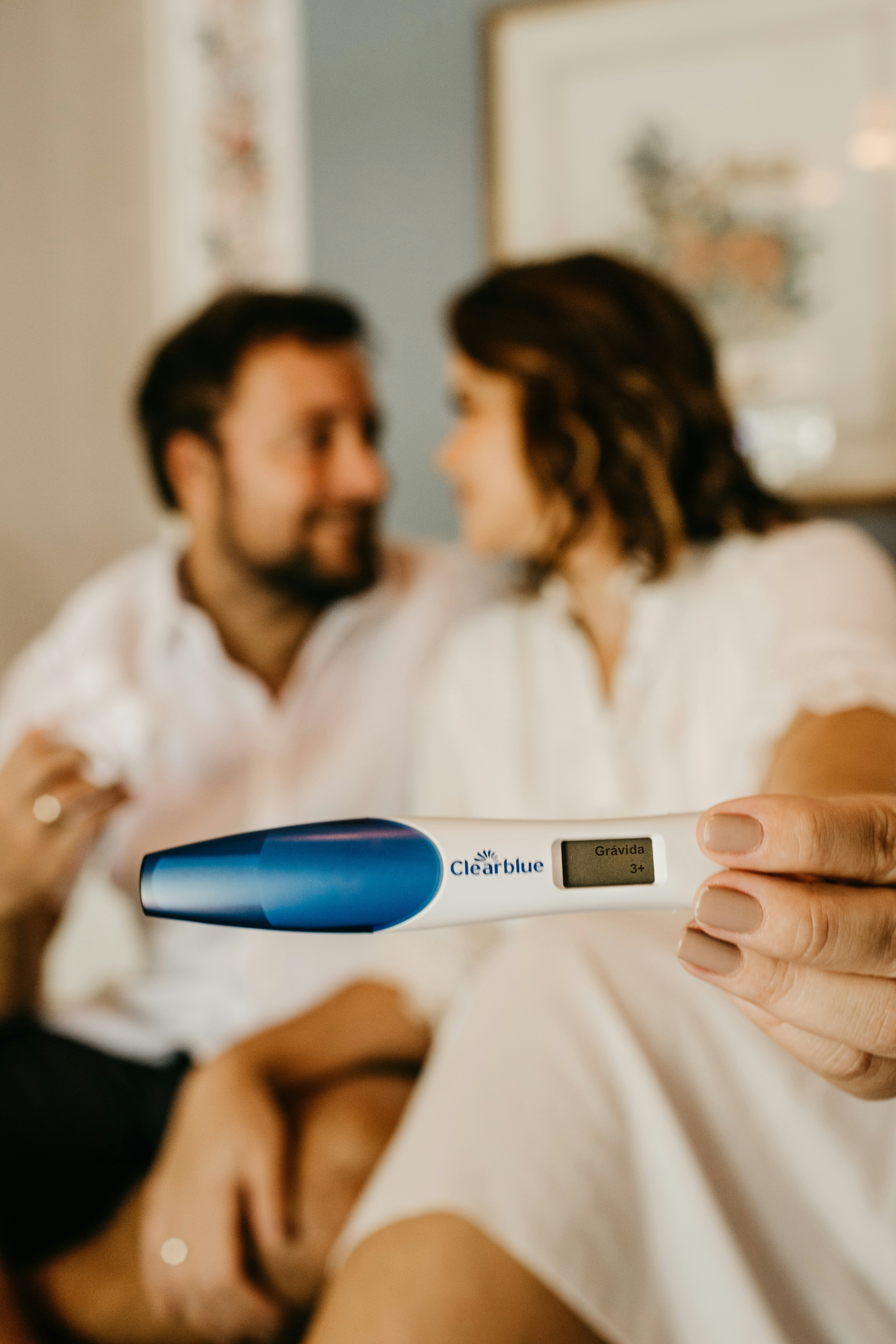 Una pareja mostrando un test de embarazo positivo | Fuente: Unsplash