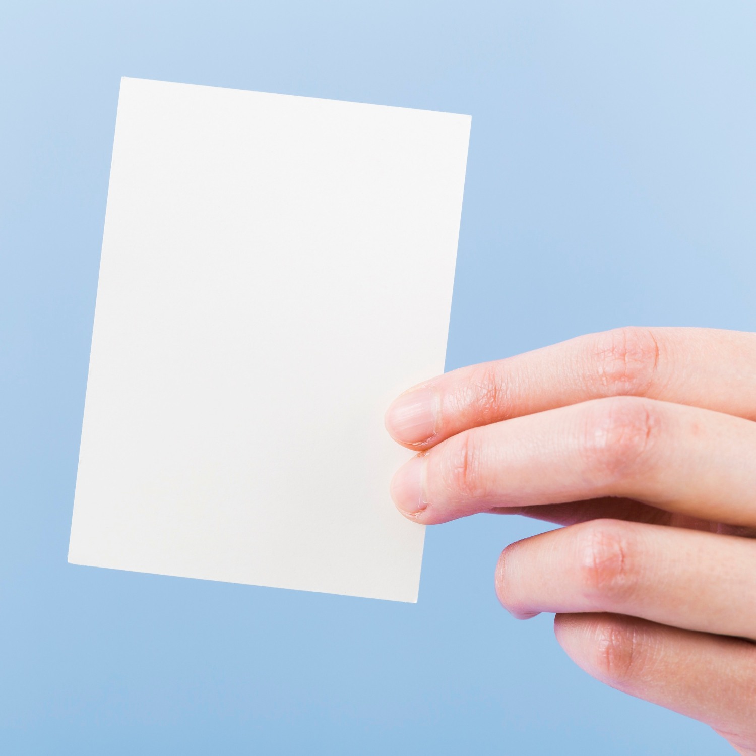 Primer plano de una persona sujetando un trozo de papel | Fuente: Freepik