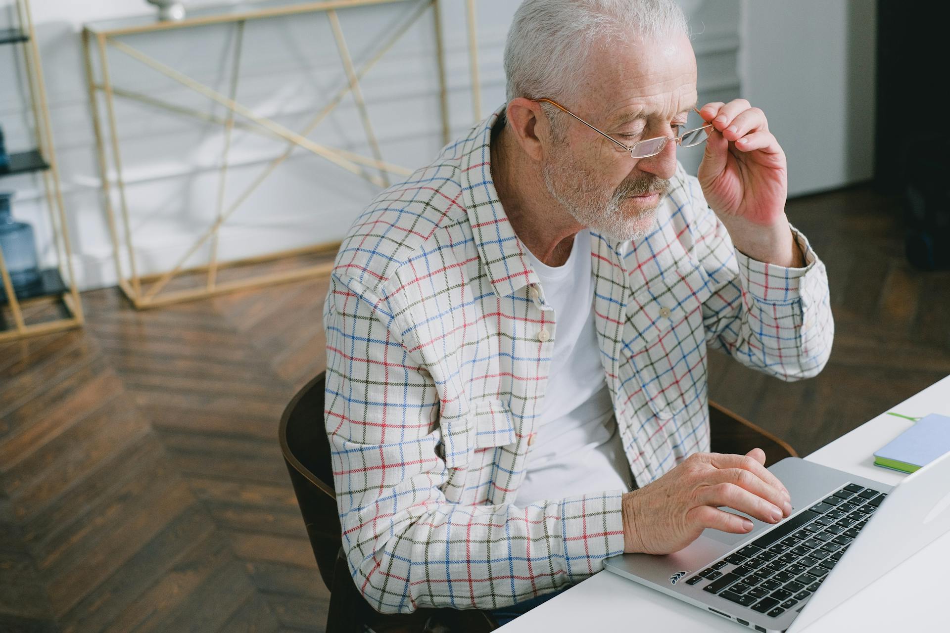 Un hombre mayor utilizando un portátil | Fuente: Pexels