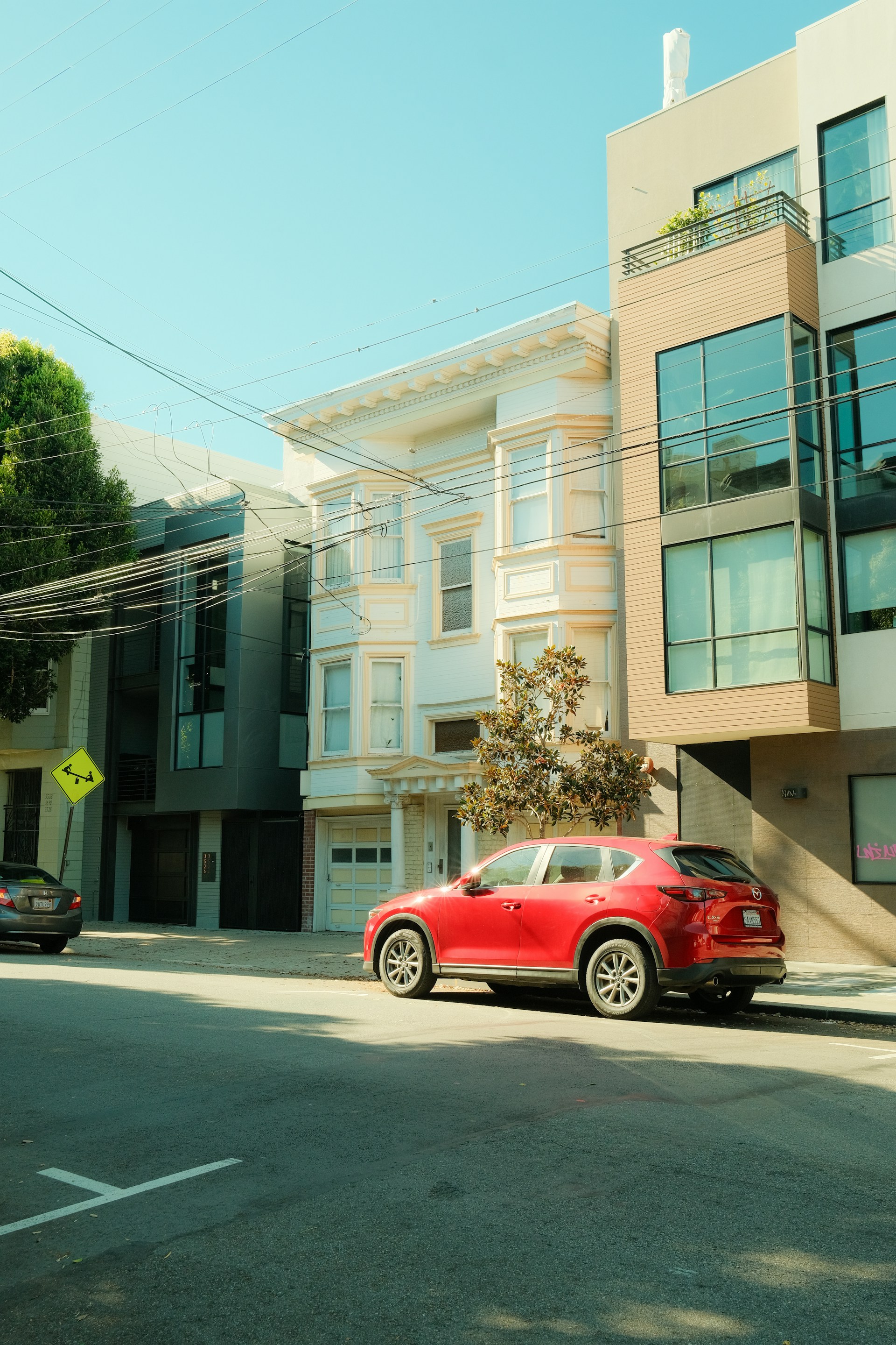 Un automóvil rojo en un barrio | Fuente: Unsplash