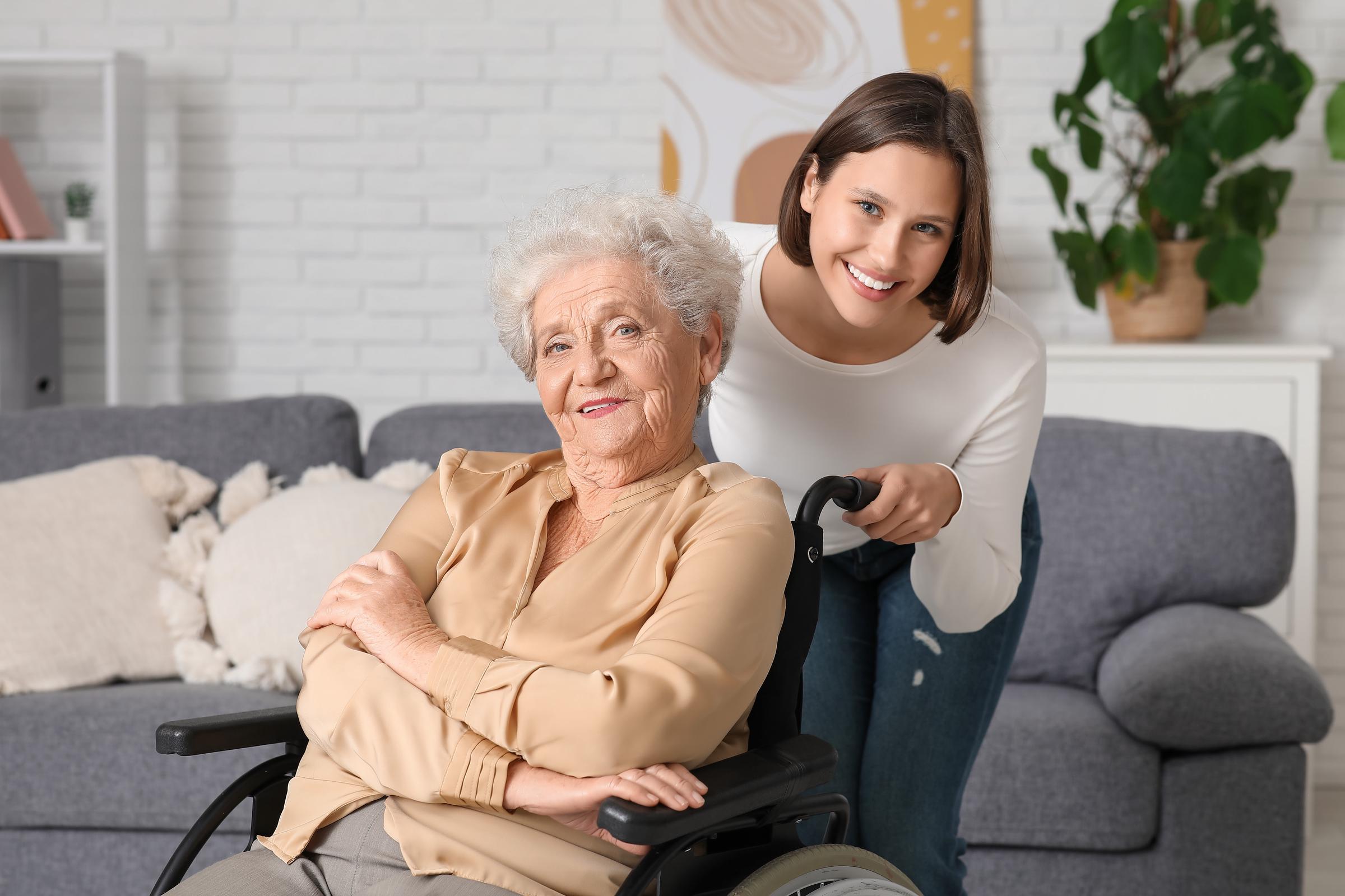 Mujer joven trabajando en una residencia de ancianos | Fuente: Shutterstock