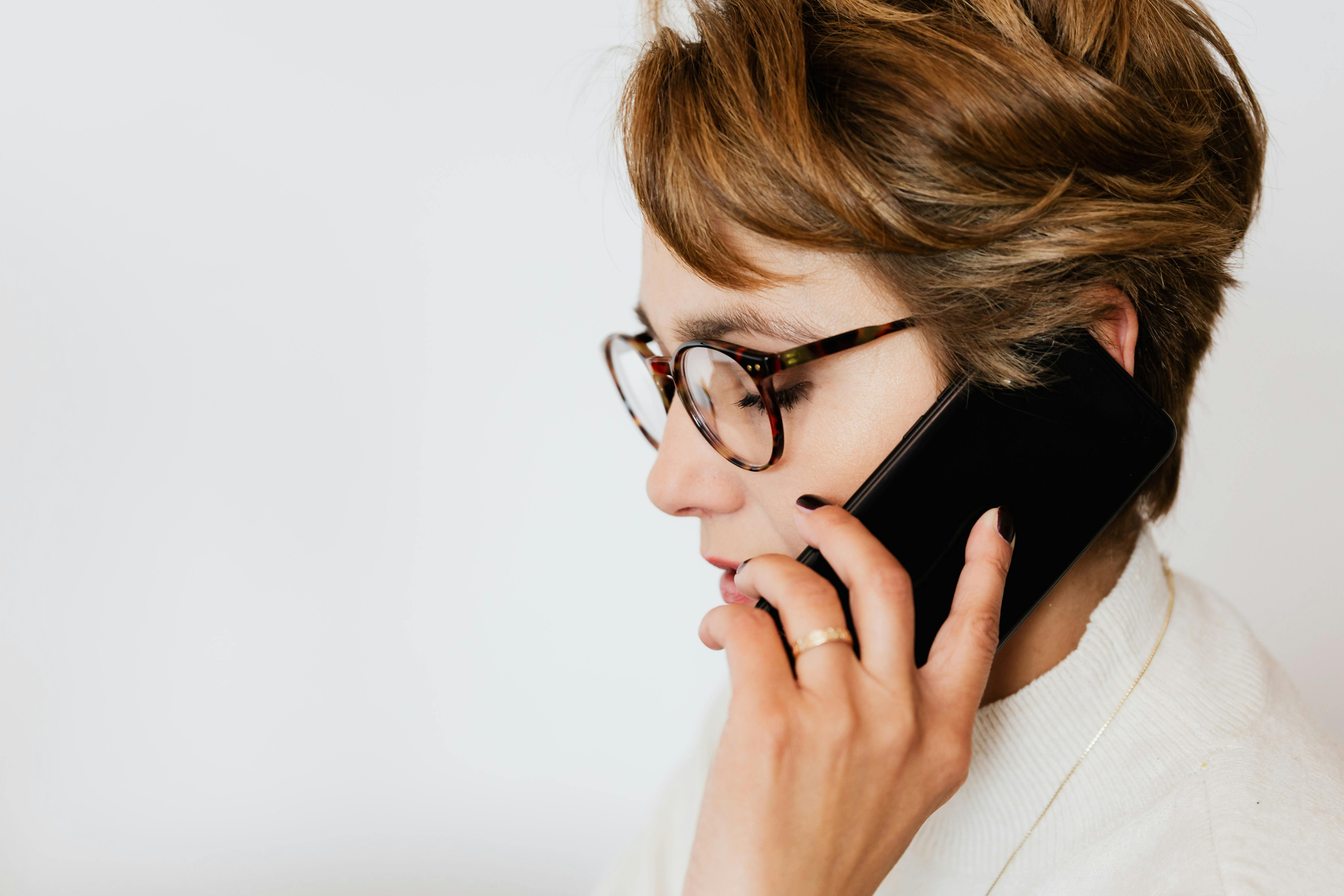 Una mujer en una llamada | Fuente: Pexels