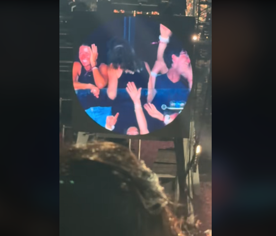 Alyssa Stoddard sonreía mientras Kristin Cabot se cubría la cara tratando de no ser filmada. | Fuente: TikTok/Edwina.