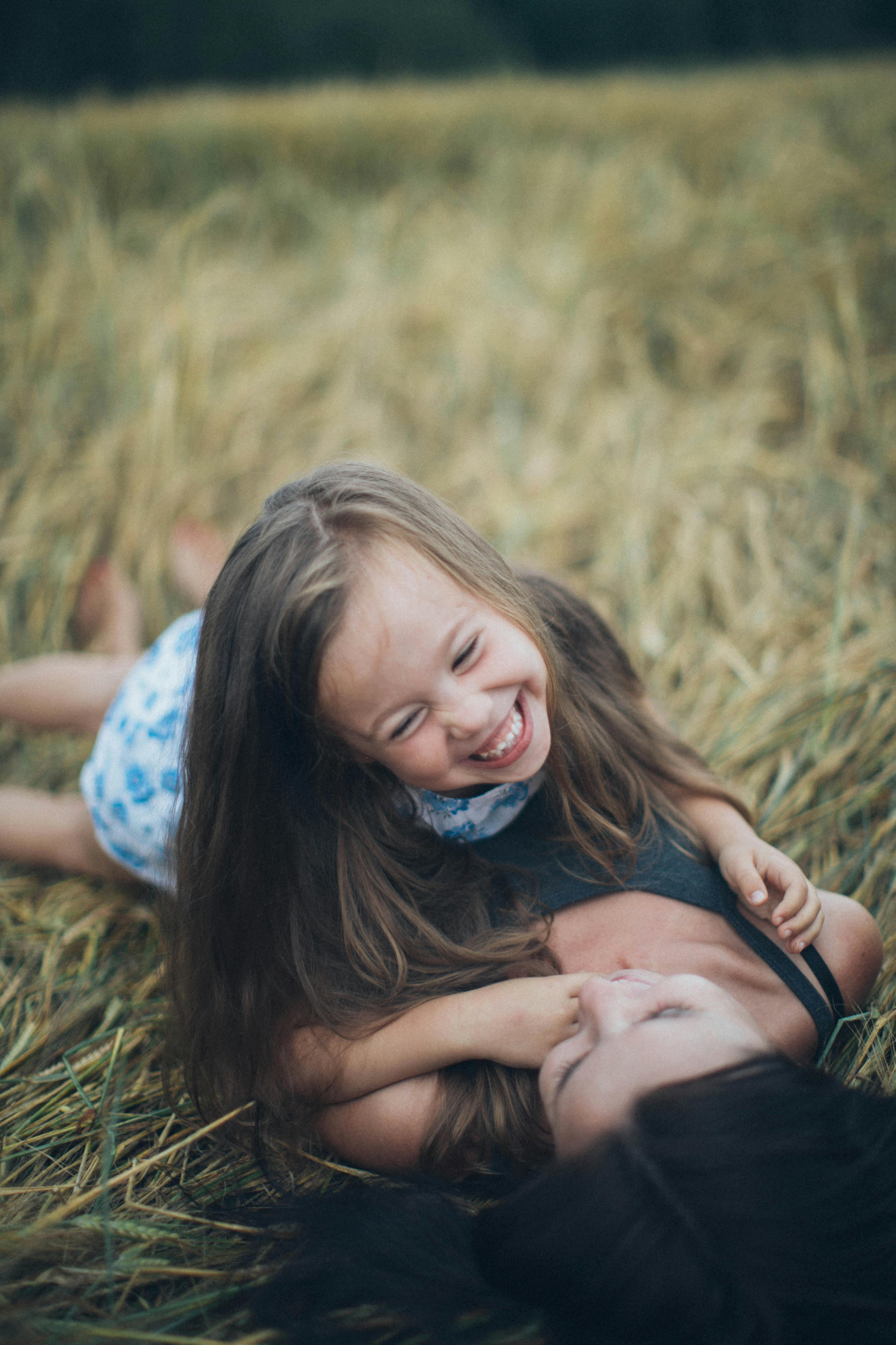 Una madre jugando con su hija | Fuente: Pexels