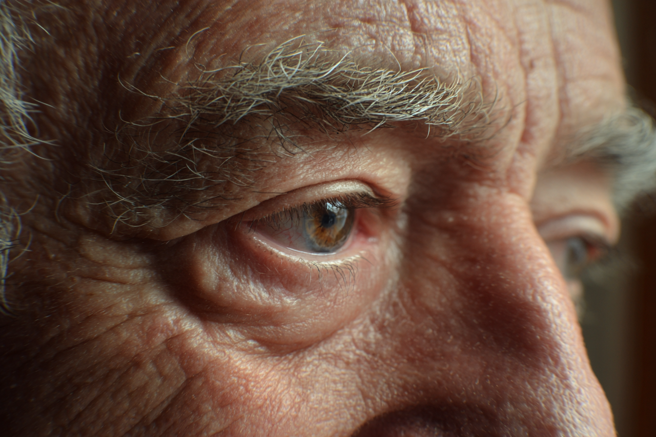 Un primer plano de los ojos de un hombre mayor | Fuente: Midjourney