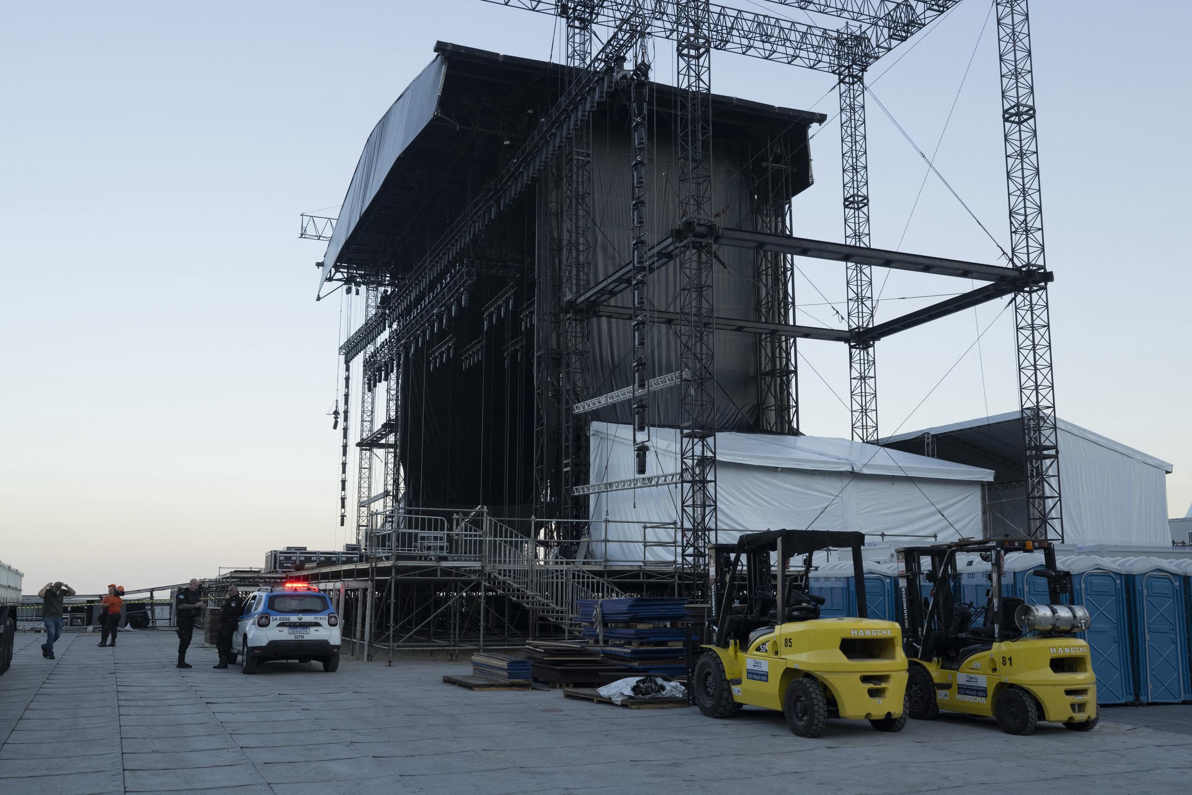 Un coche de policía frente al escenario que se estaba preparando para la cantante colombiana Shakira en la playa de Copacabana en Río de Janeiro, Brasil, el 26 de abril de 2026. | Fuente: Getty Images