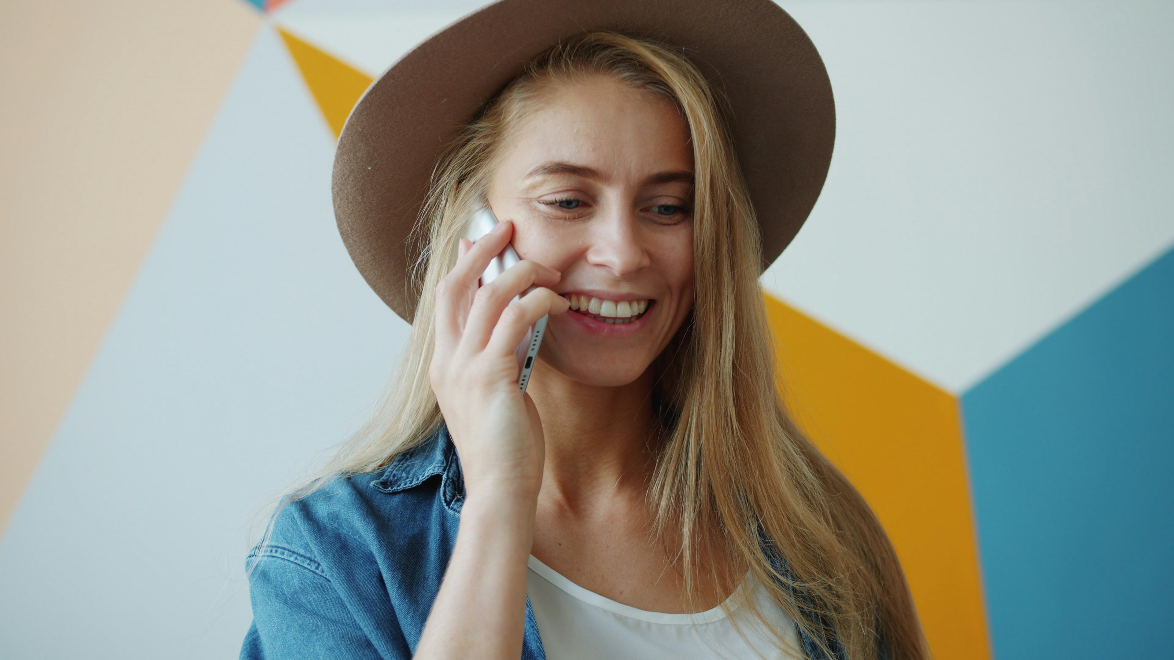 Una mujer muy feliz en una llamada | Fuente: Unsplash