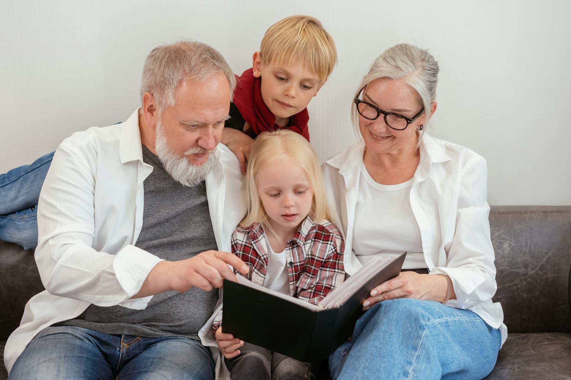 Una pareja mayor creando vínculos con sus hijos | Fuente: Pexels