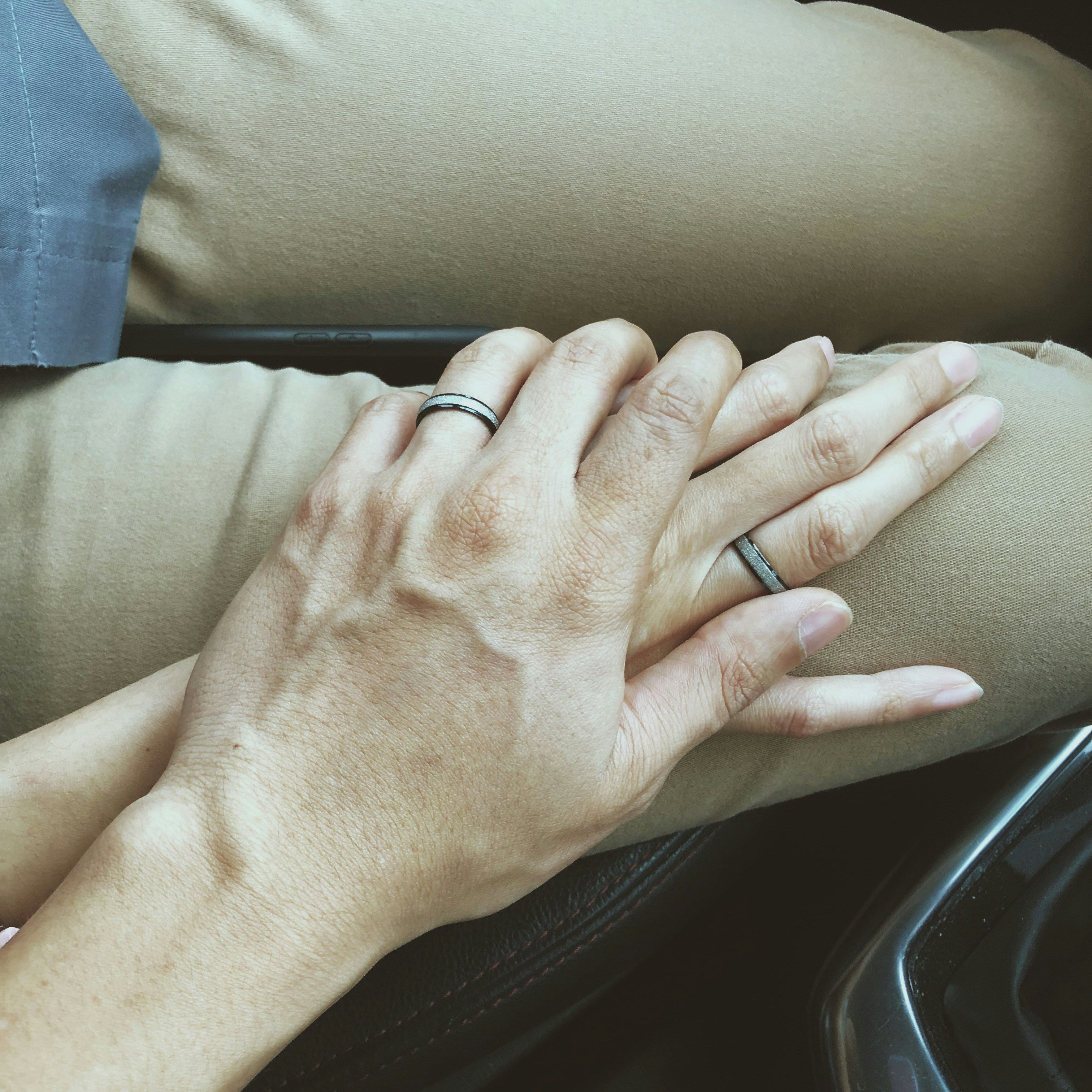 La mano de un hombre cogiendo la de una mujer | Fuente: Unsplash