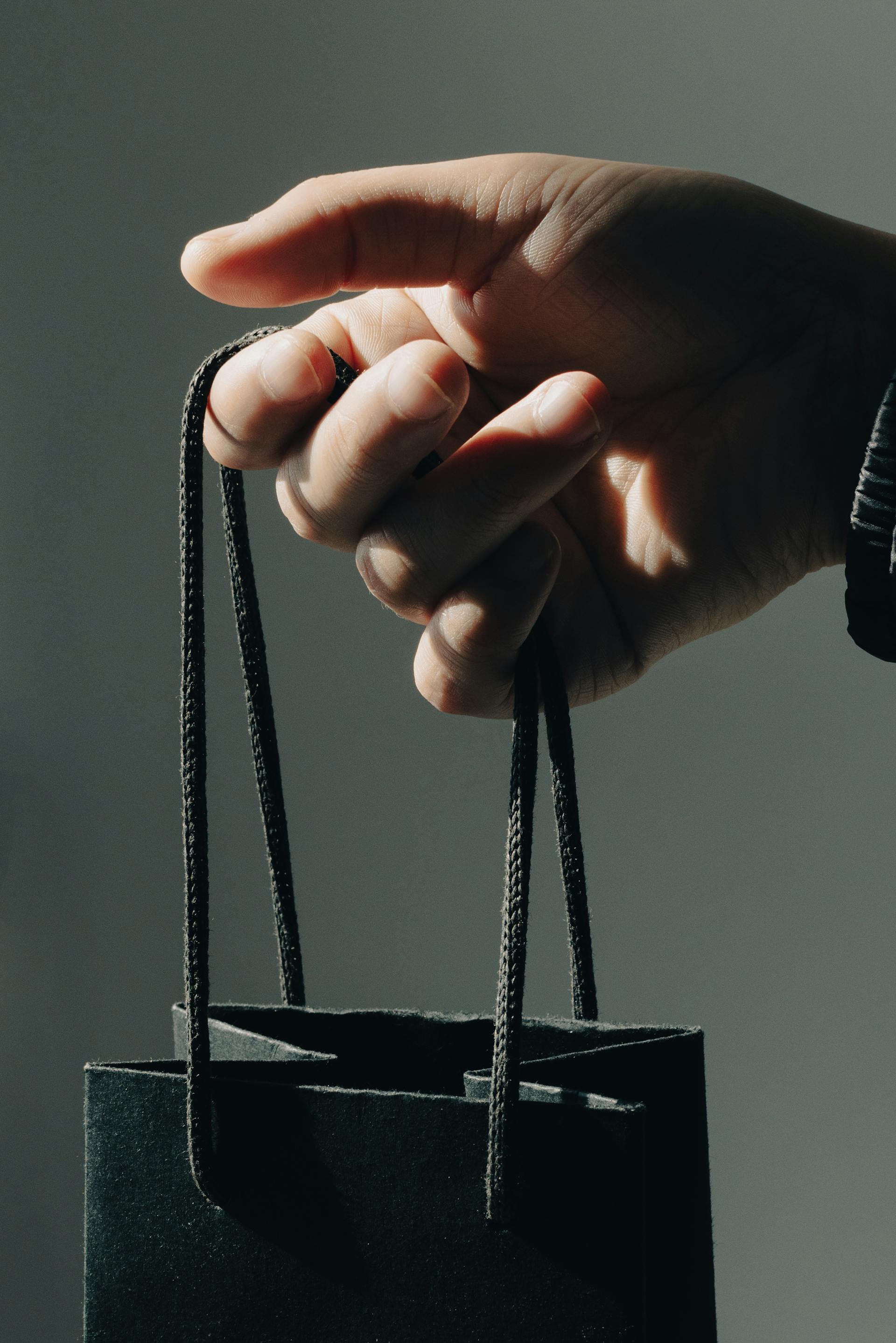 Un hombre con una bolsa de regalo | Fuente: Pexels