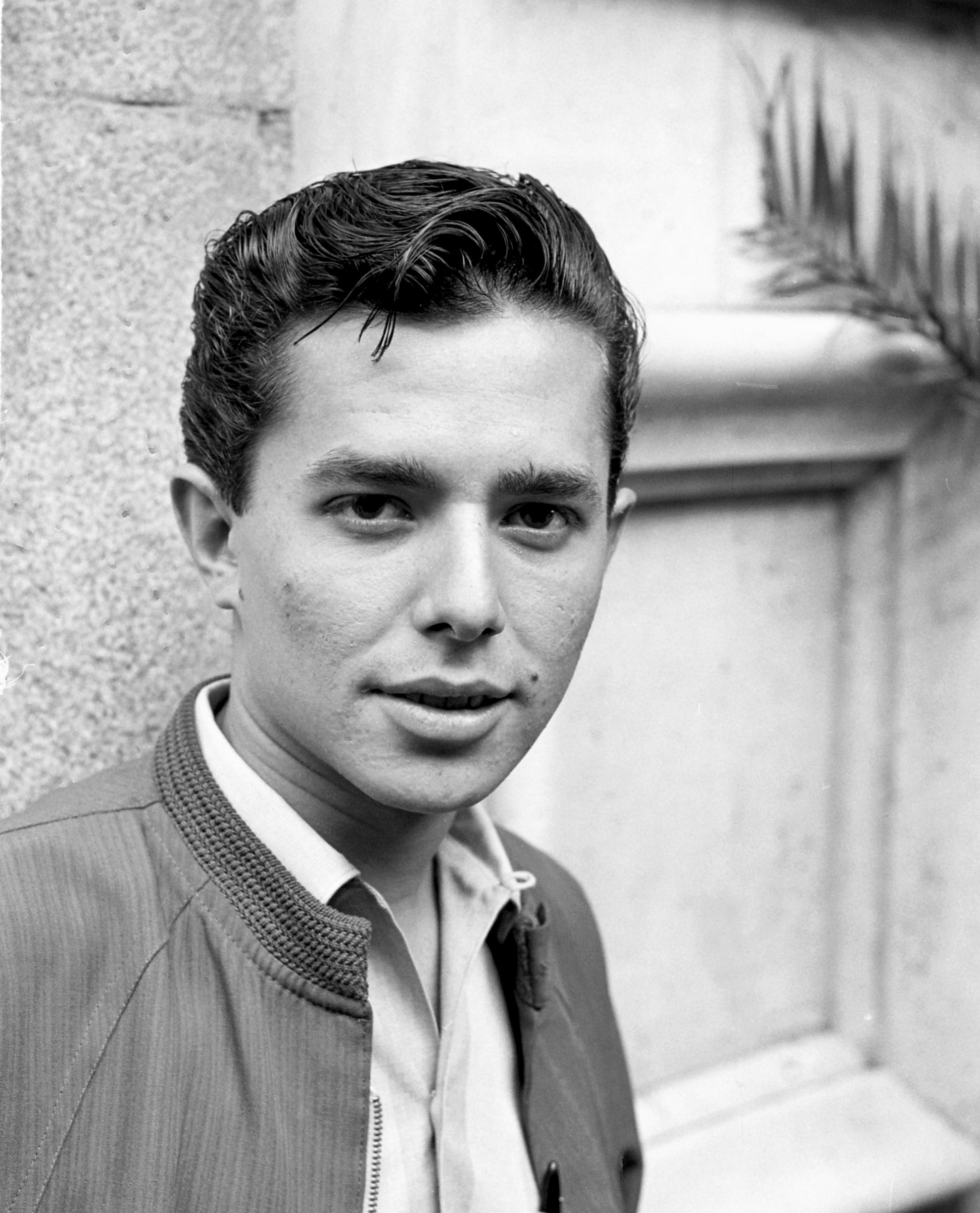 El cantante venezolano-mexicano Enrique Guzmán, 1964, Madrid, España. | Fuente: Getty Images