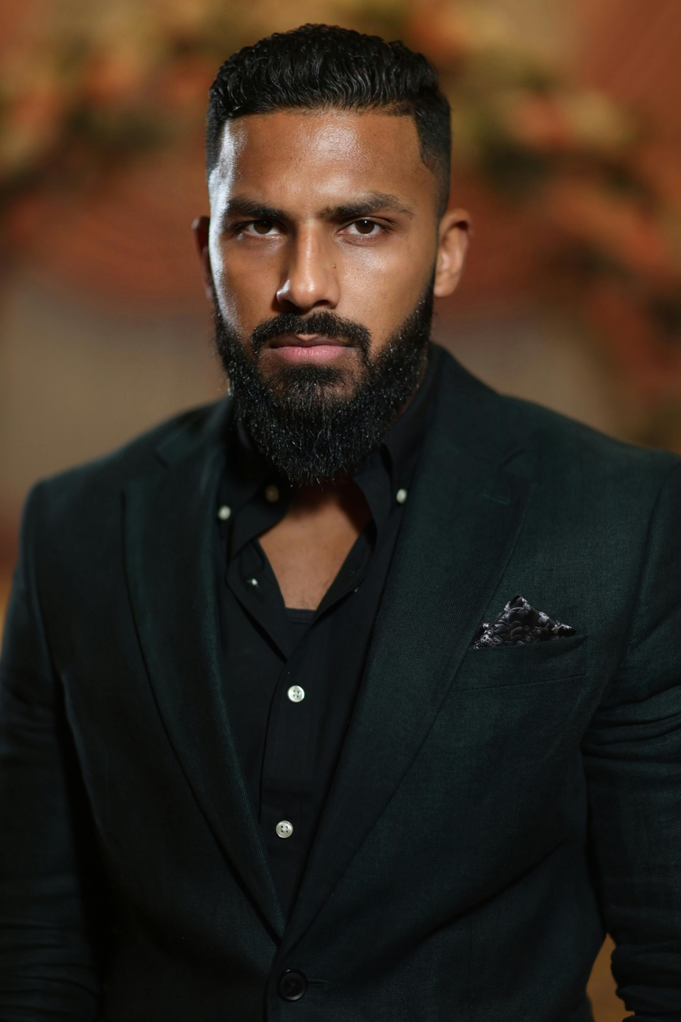 Un hombre serio con traje | Fuente: Pexels