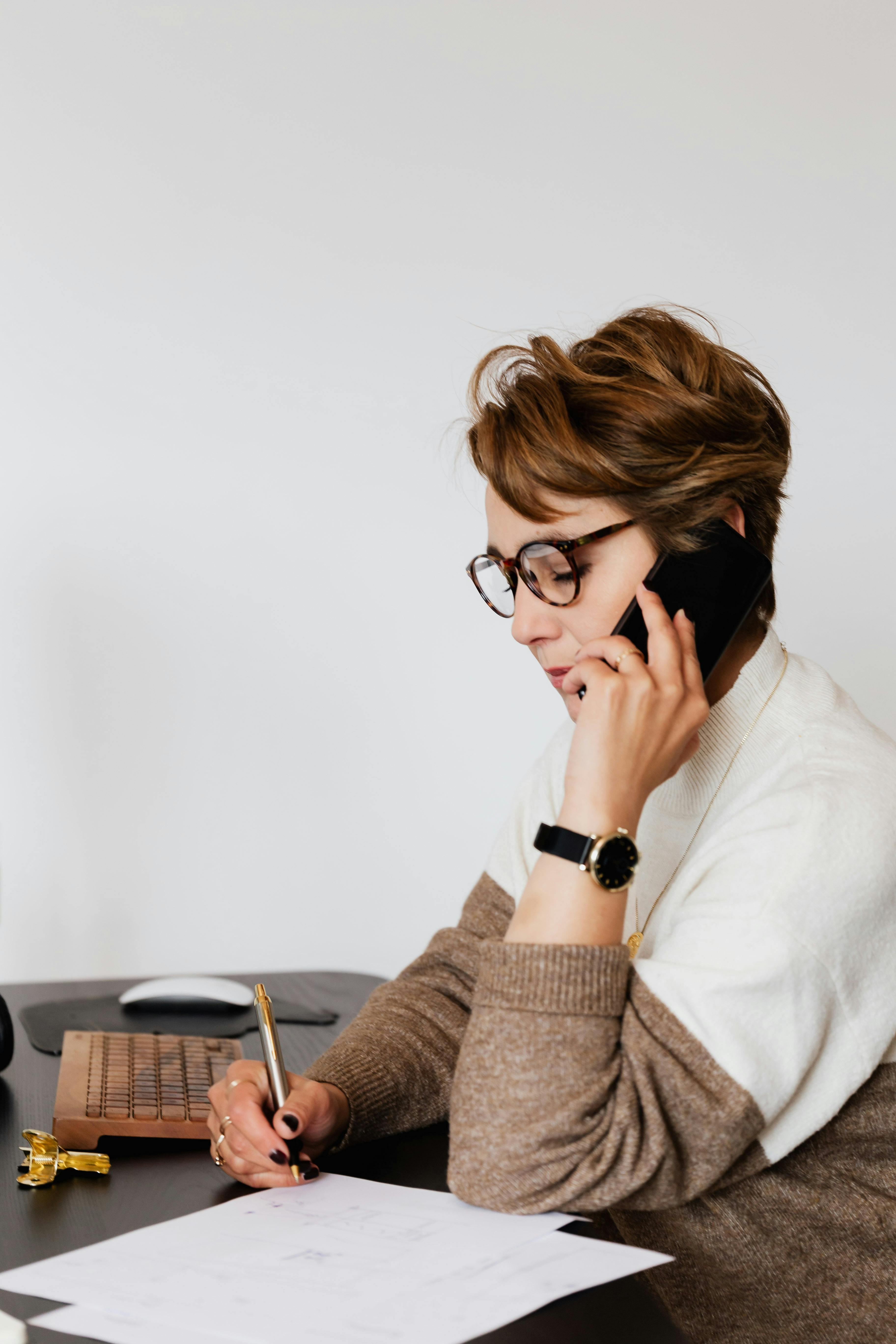 Mujer al teléfono | Fuente: Pexels