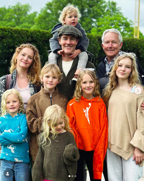 Kimberly y James Van Der Beek posando para una enternecedora foto familiar con sus hijos y seres queridos, publicada el 16 de junio de 2024. | Fuente: Instagram/vanderjames