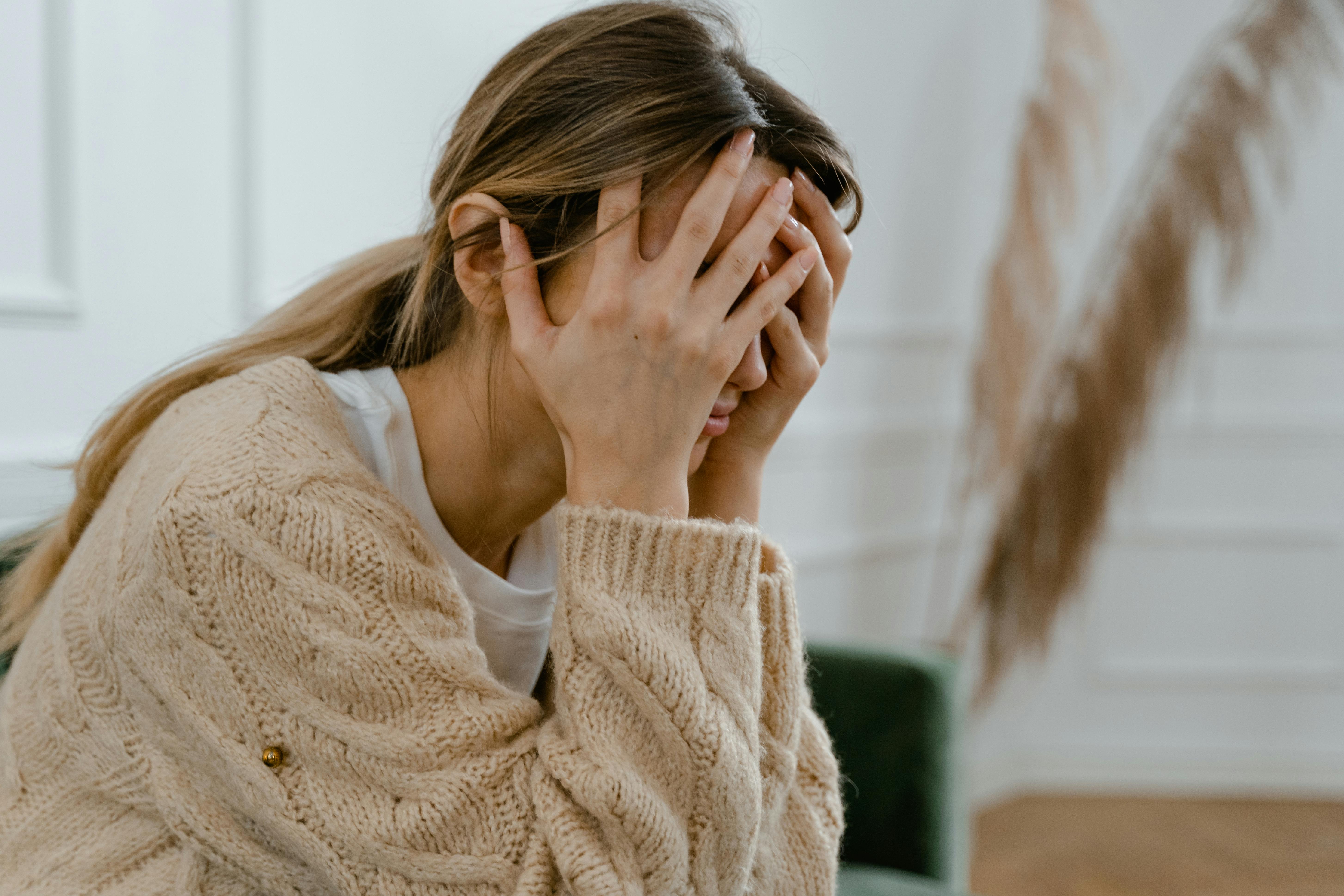 Una mujer tapándose la cara | Fuente: Pexels