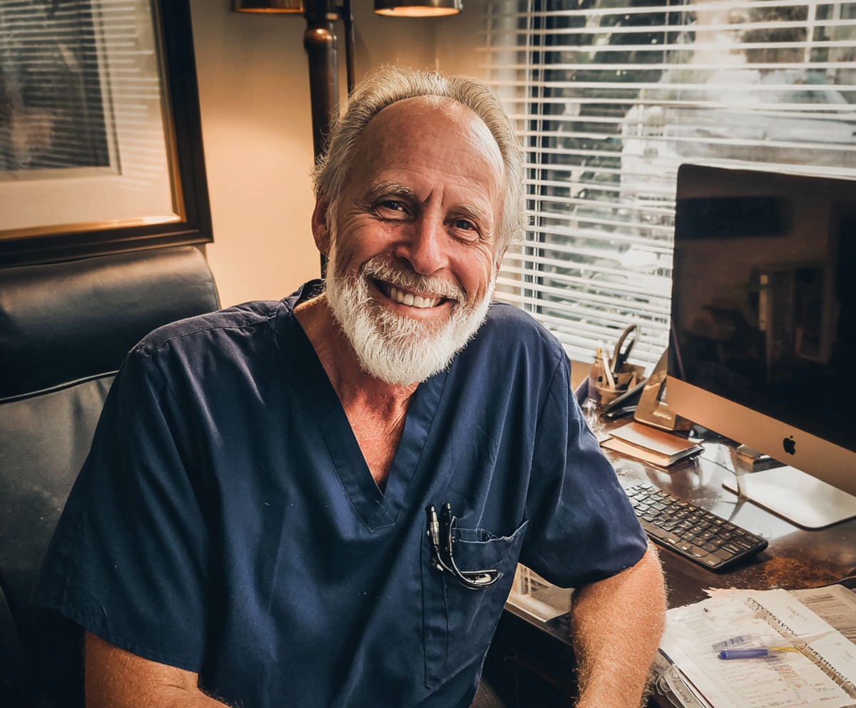 Un médico con uniforme azul marino | Fuente: Midjourney