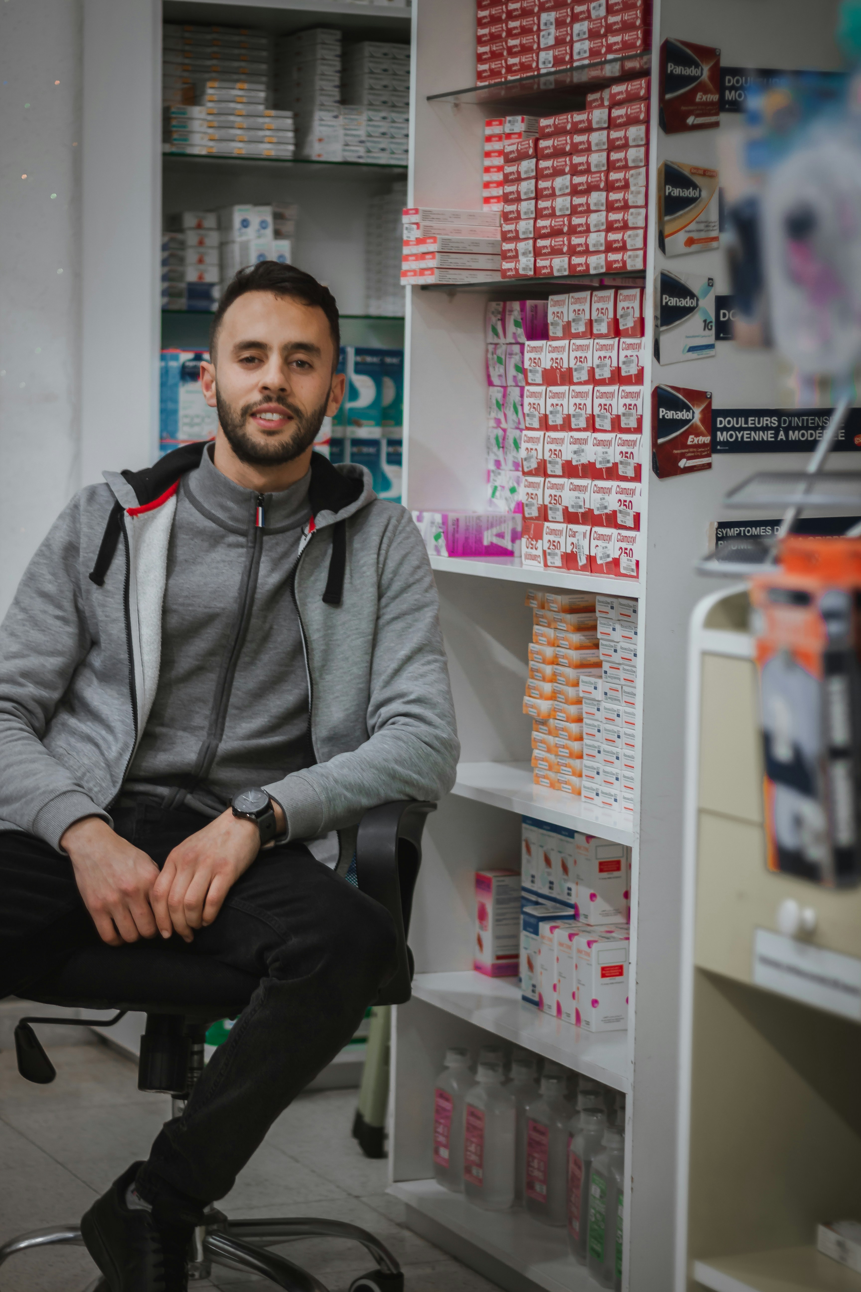Un hombre en una farmacia | Fuente: Unsplash