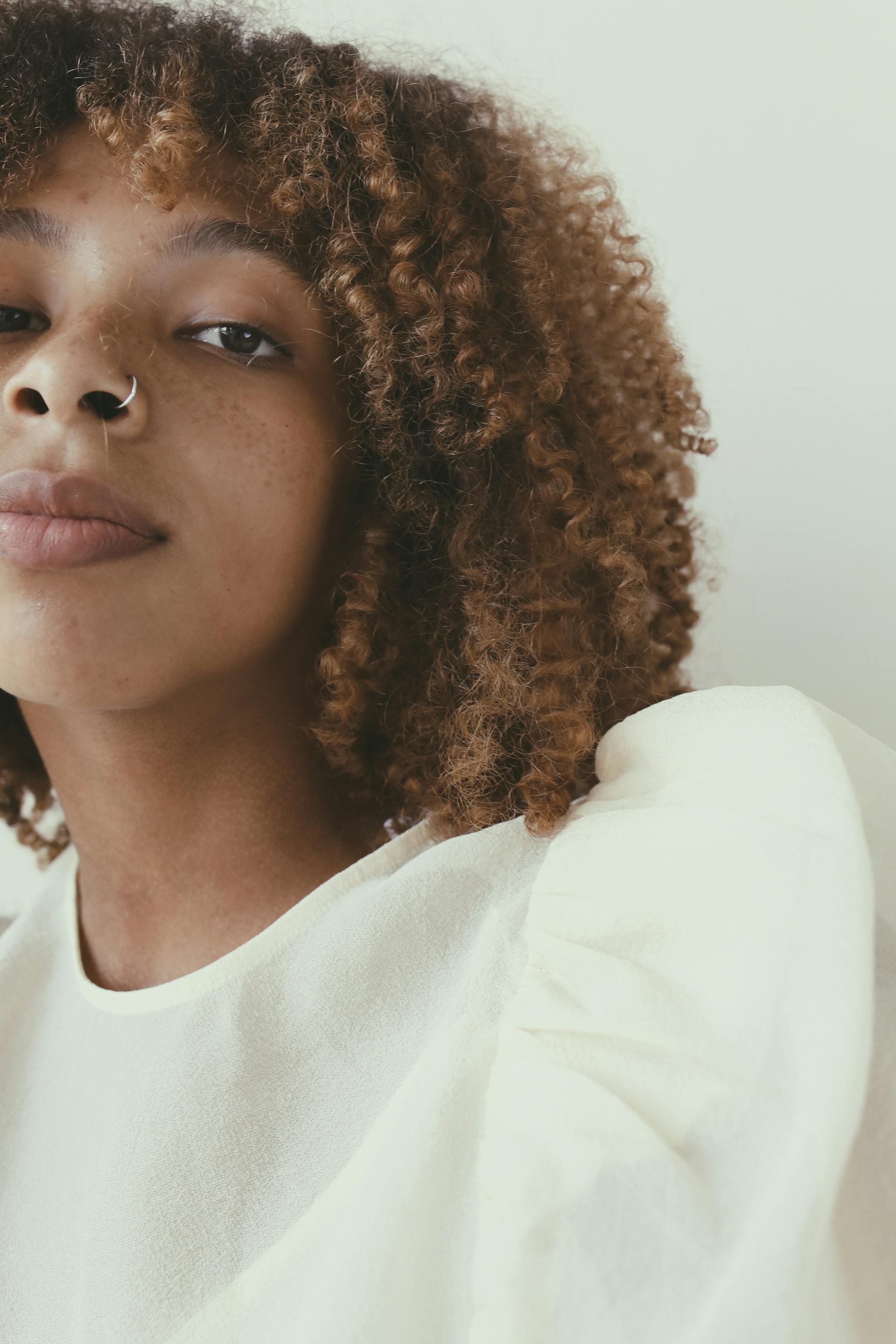 Una mujer mirando pensativa a un lado | Fuente: Pexels