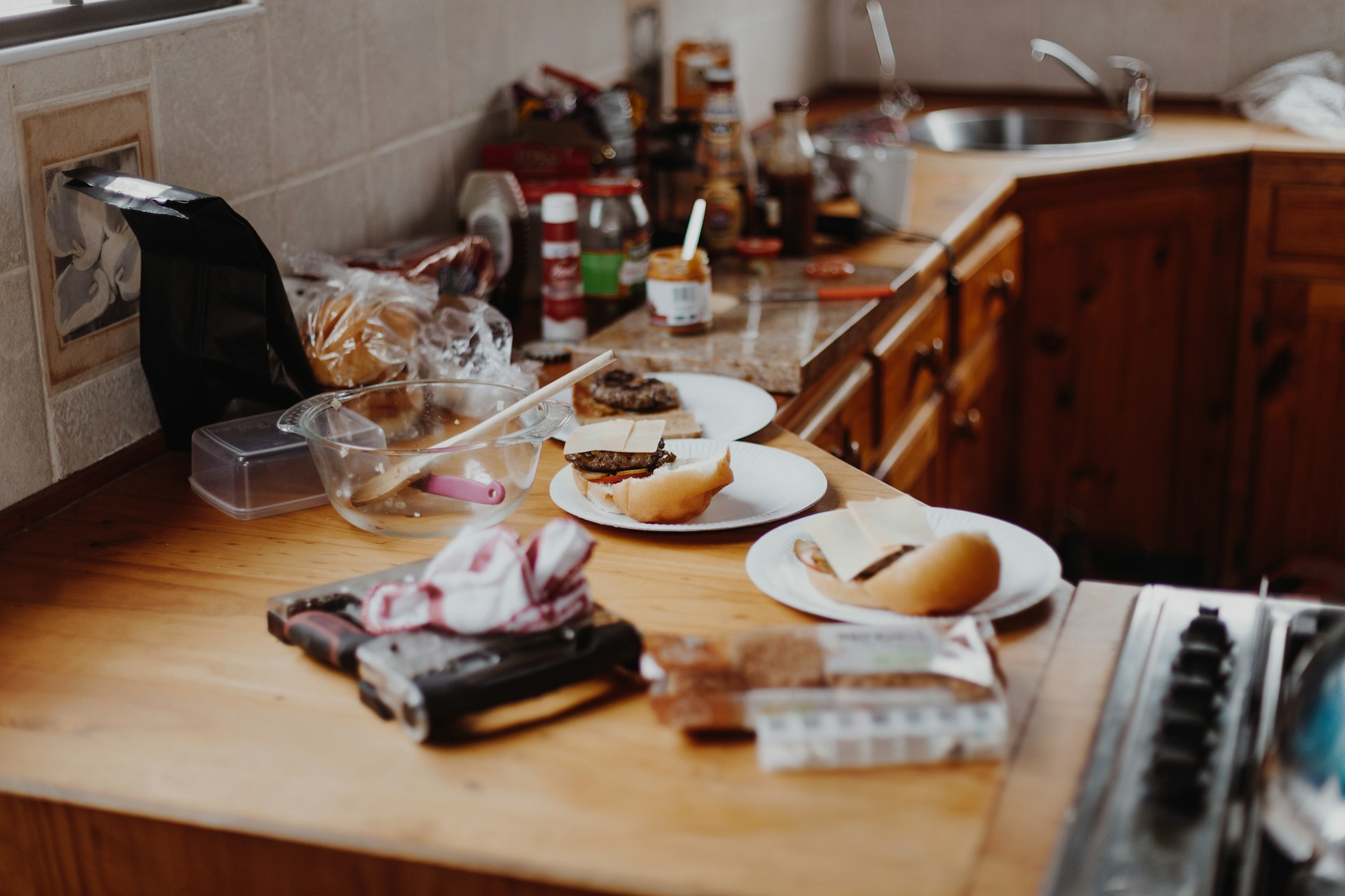 Una barra de cocina desordenada | Fuente: Unsplash
